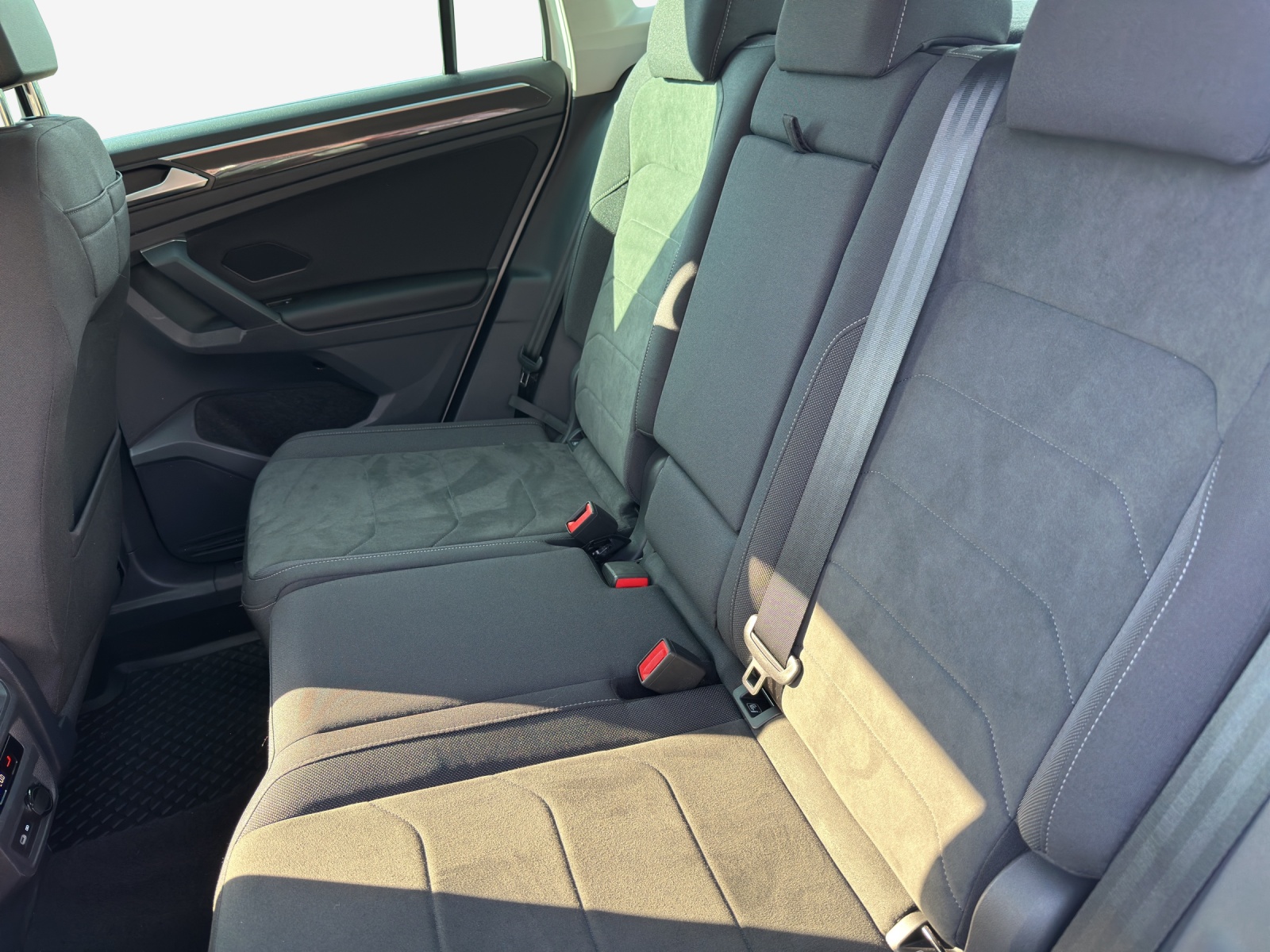 VW Tiguan 2.0 TDI SCR Elegance 4Motion DSG-image-11