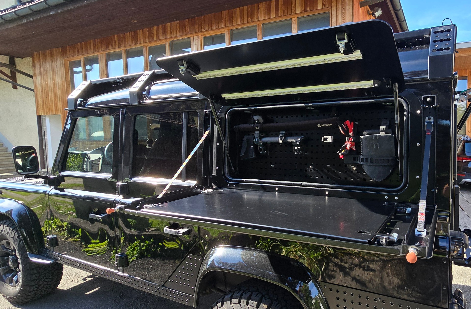 LAND ROVER Defender 110 2.2 TD4 Station Wagon Legend-image-17