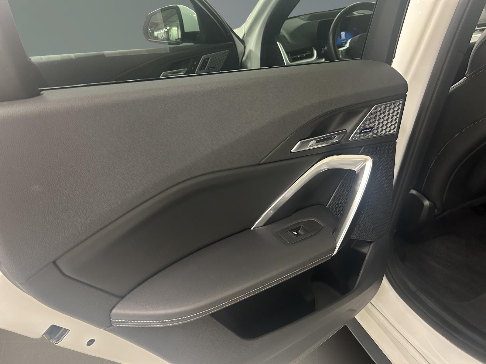 BMW X1 23i xDrive-image-11