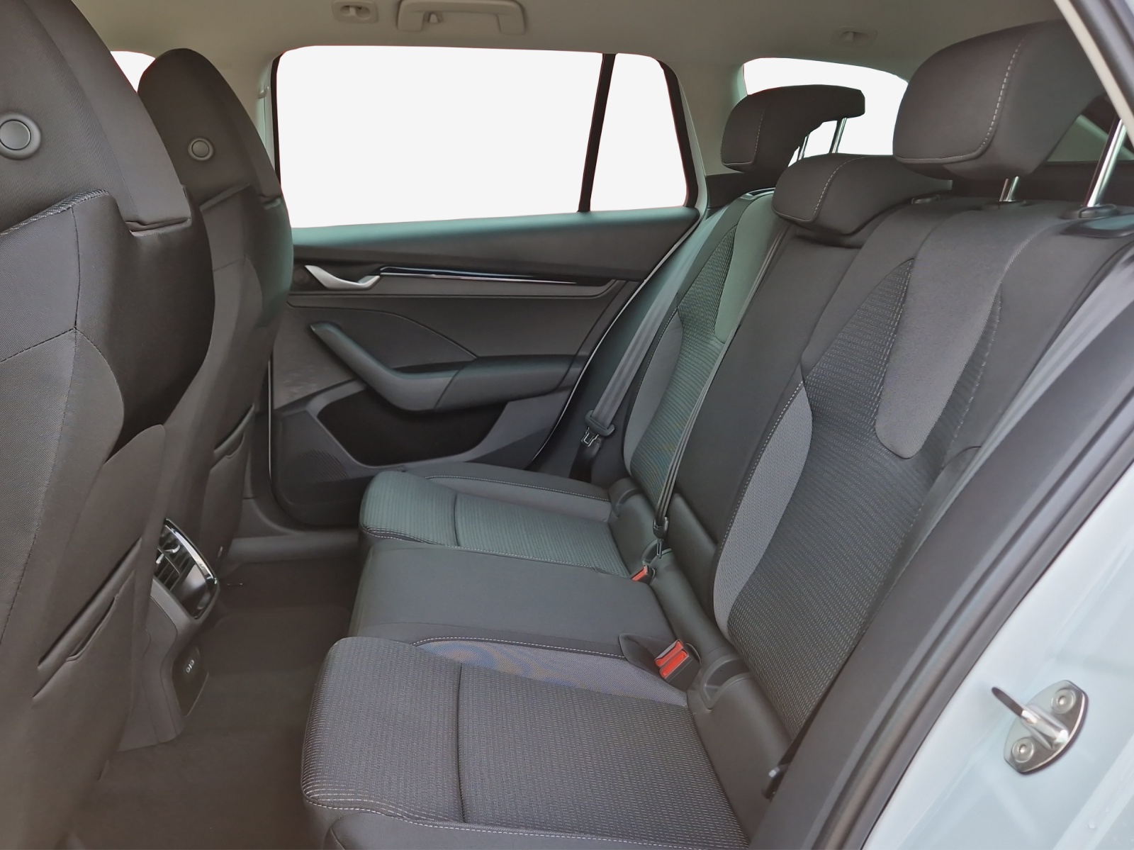 SKODA Octavia Combi 2.0 TDI DSG Selection-image-11