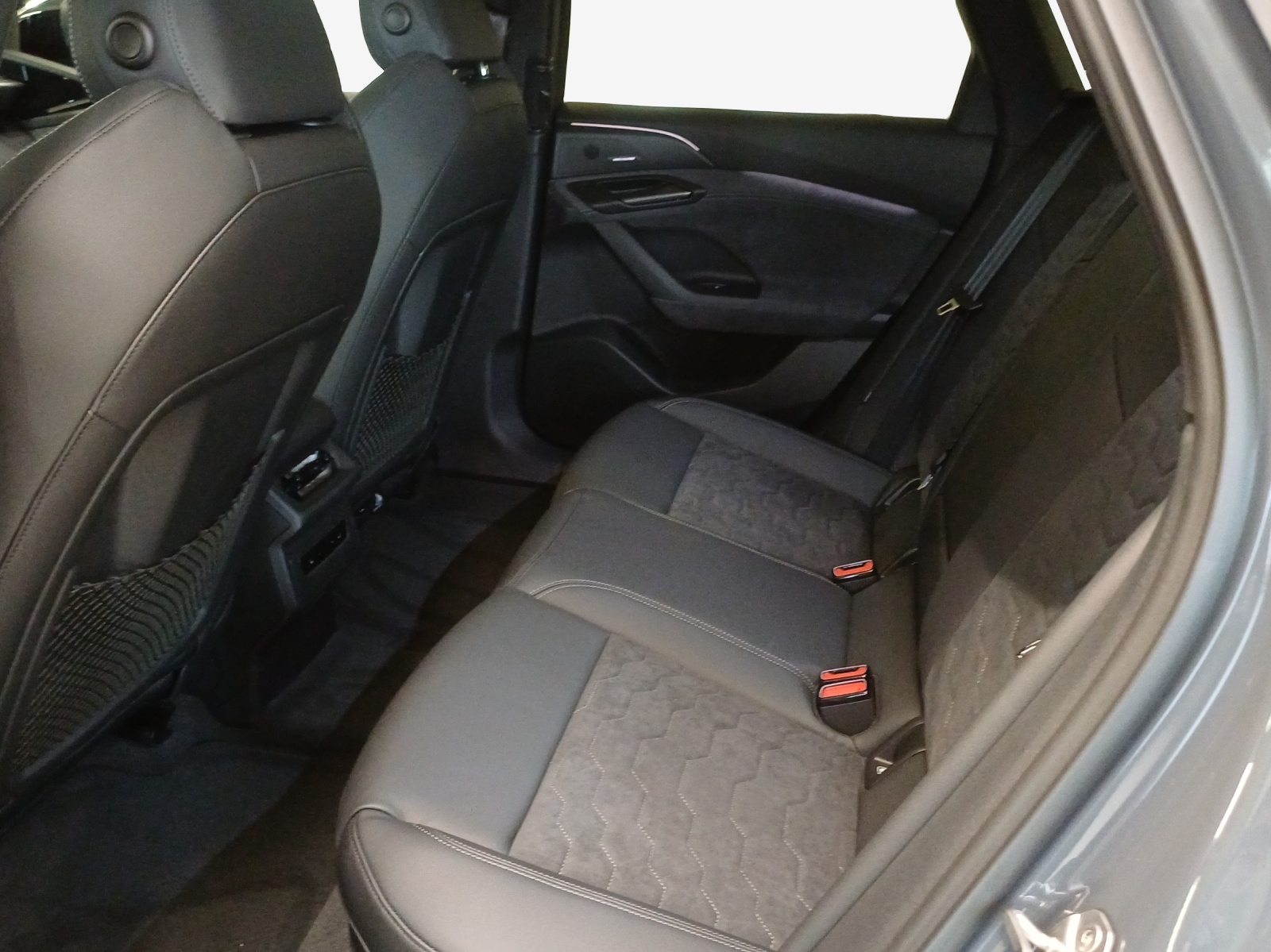 AUDI A6 Avant e-tron quattro-image-11