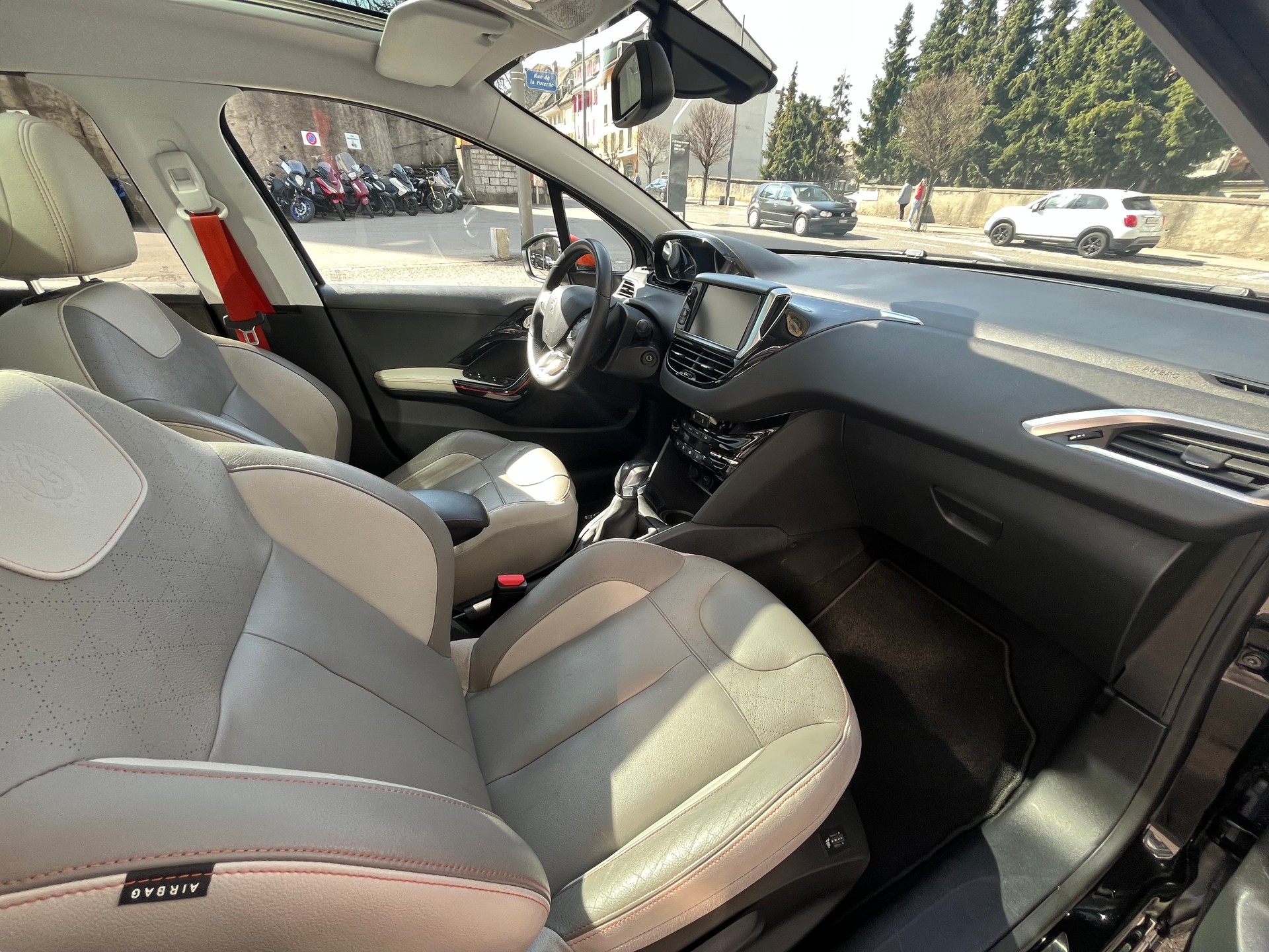 PEUGEOT 208 1.2 PureTech Access-image-10