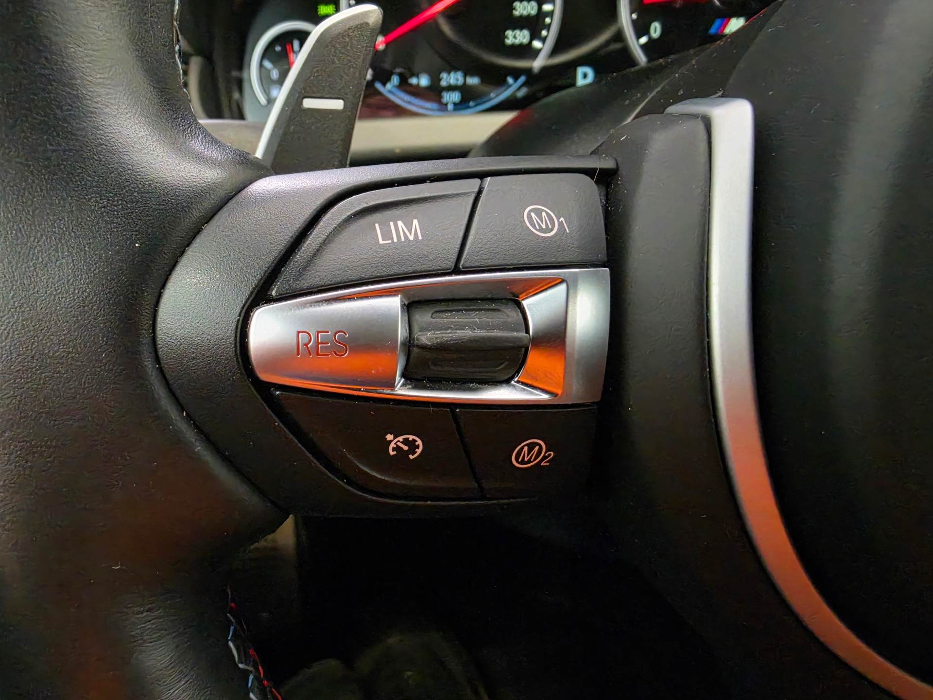 BMW M6 Coupé Drivelogic aus 1.Hand mit nur 19'900 Km-image-13