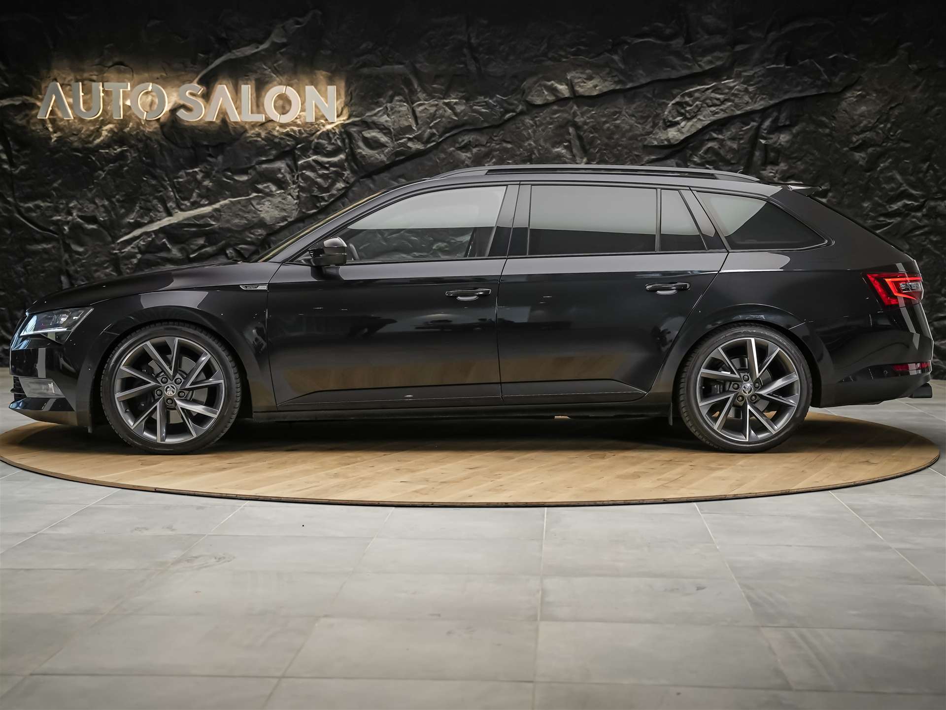 SKODA Superb Combi 2.0 TSI SportLine+ DSG 4x4 *CH-Auto*Panorama*ACC*-image-1