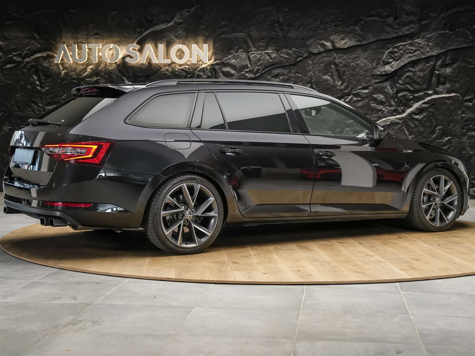 SKODA Superb Combi 2.0 TSI SportLine+ DSG 4x4 *CH-Auto*Panorama*ACC*-image-4