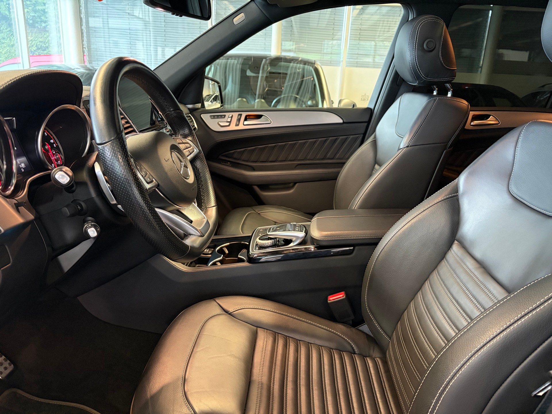 MERCEDES-BENZ GLE 350 d AMG Line Executive 4Matic 9G-Tronic | CH | Night | Panorama | Comand | AHK | Airmatic |-image-23