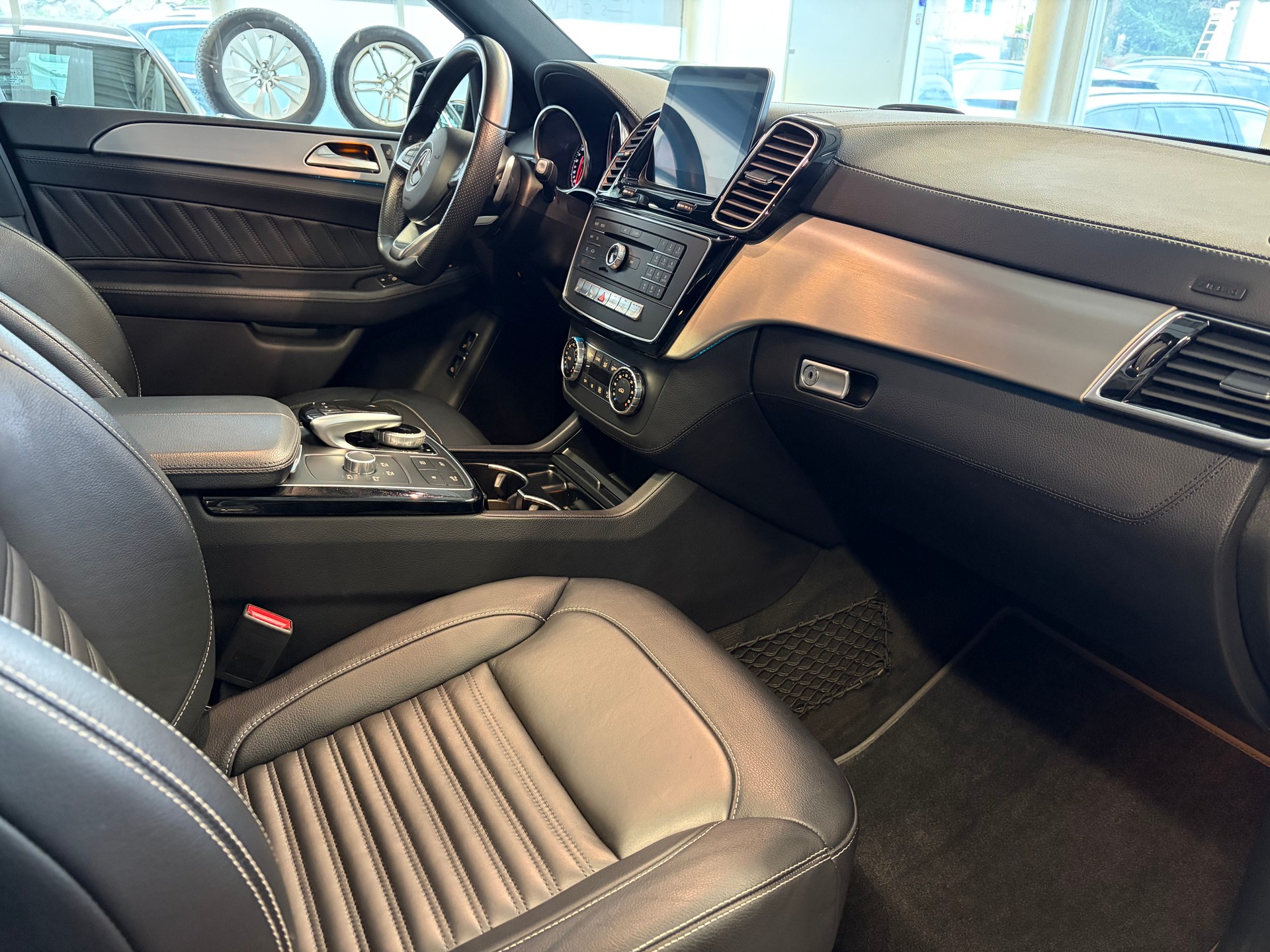 MERCEDES-BENZ GLE 350 d AMG Line Executive 4Matic 9G-Tronic | CH | Night | Panorama | Comand | AHK | Airmatic |-image-39