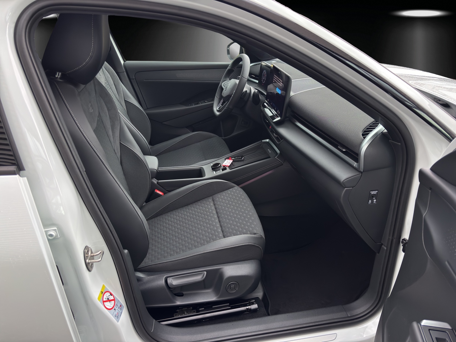 VW T-Roc 1.5 eTSI mHEV R-Line DSG-image-8
