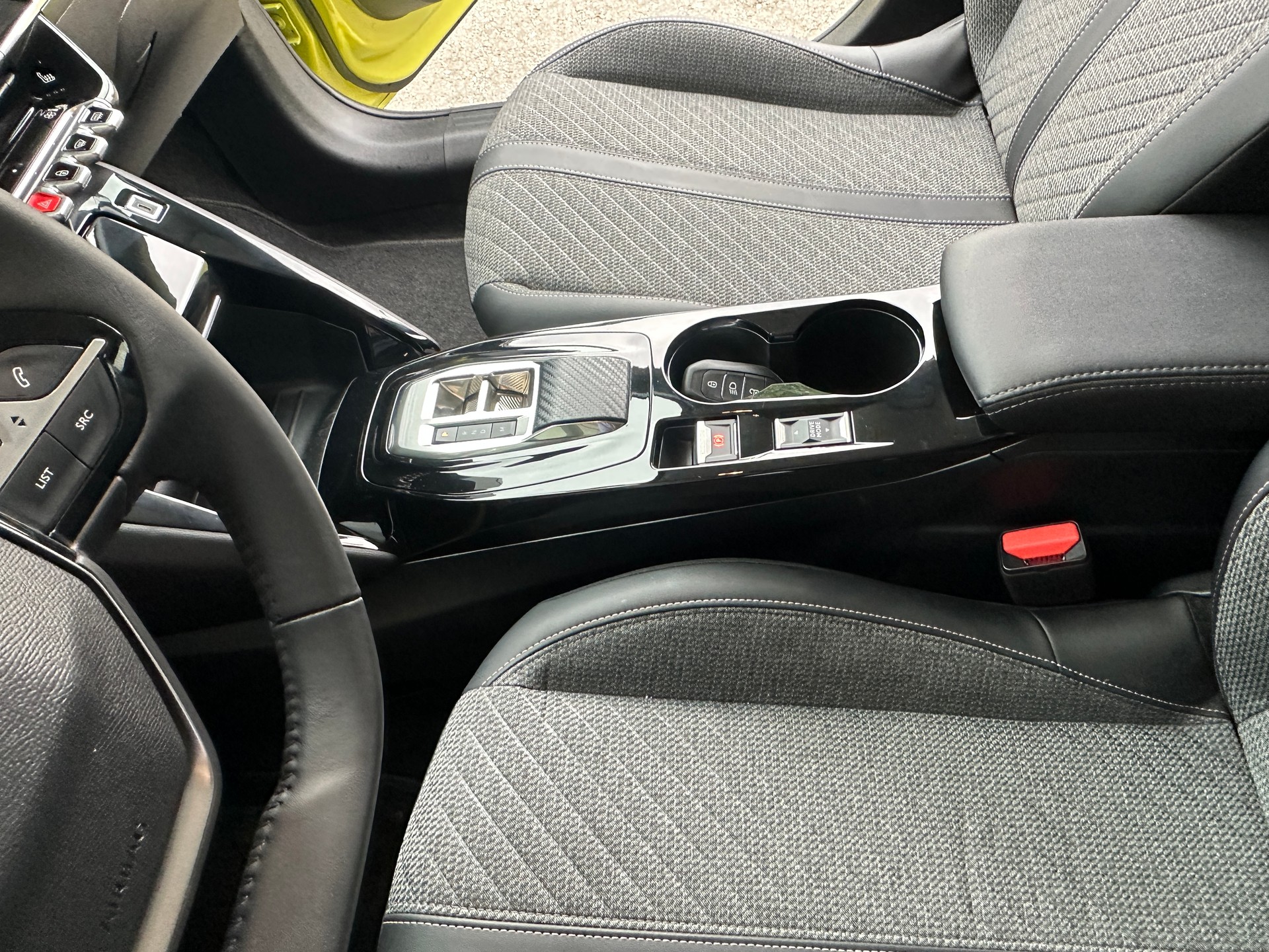 PEUGEOT 208 1.2 MHEV 110 Allure-image-8