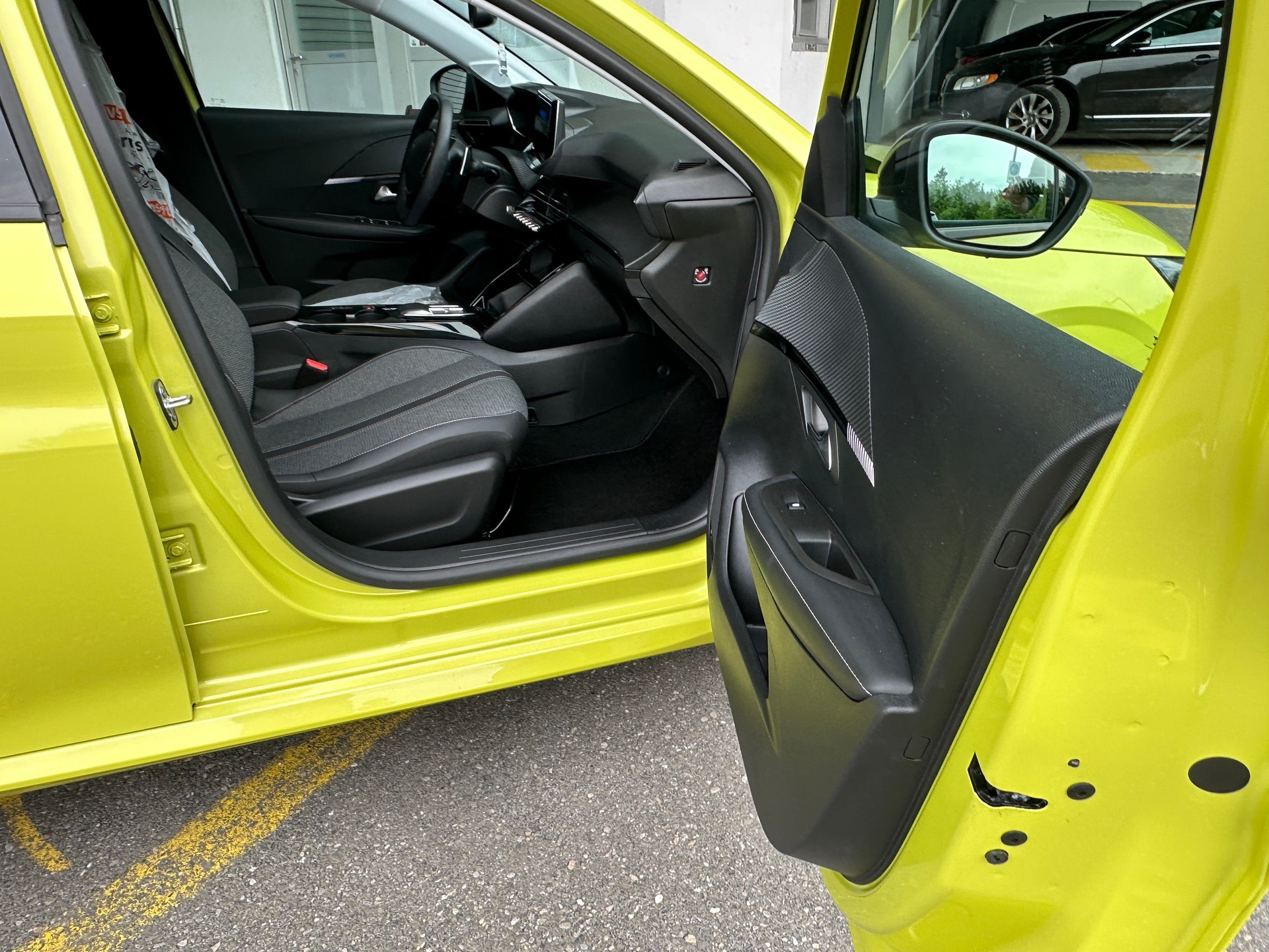 PEUGEOT 208 1.2 MHEV 110 Allure-image-7