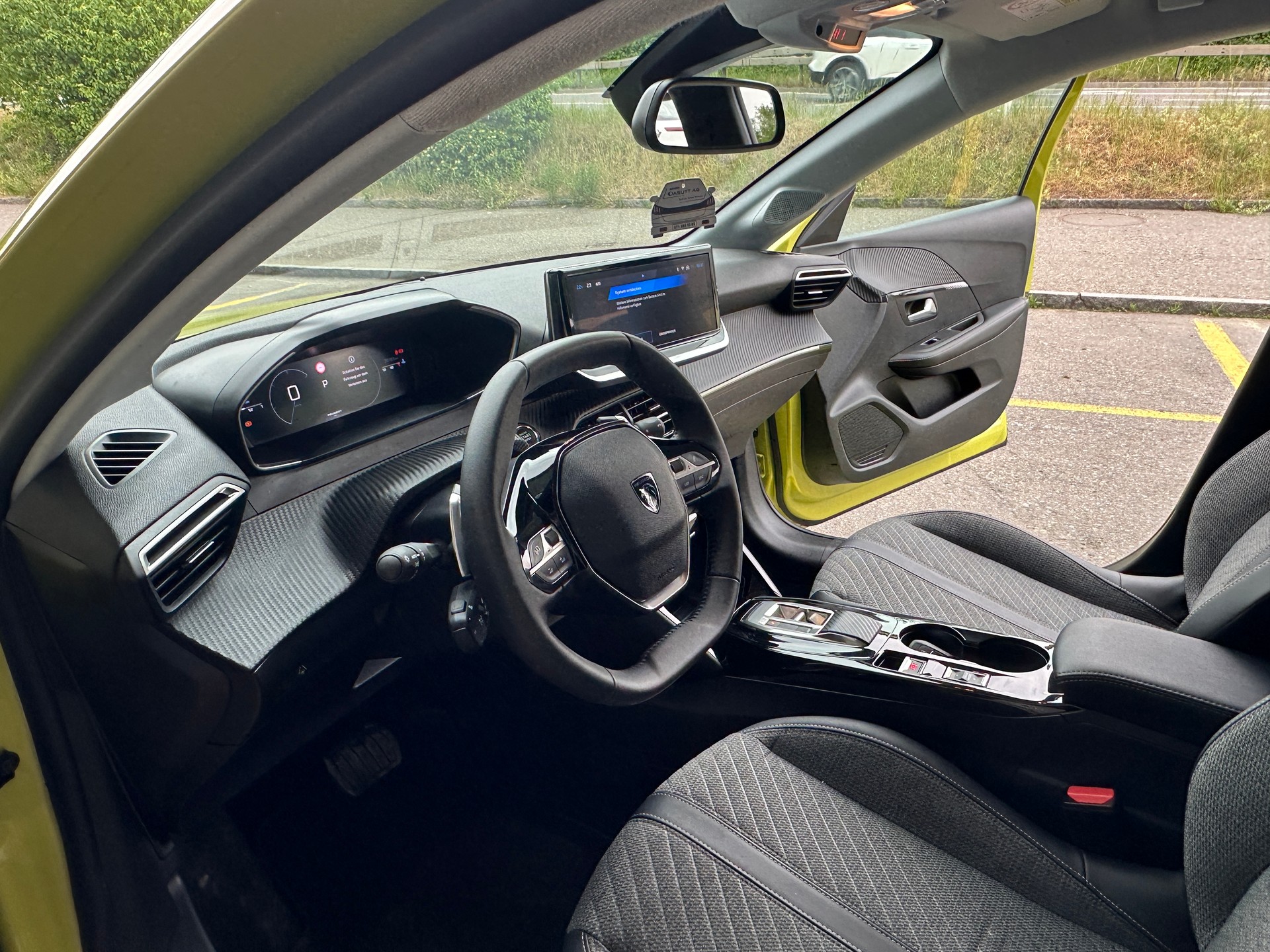 PEUGEOT 208 1.2 MHEV 110 Allure-image-6