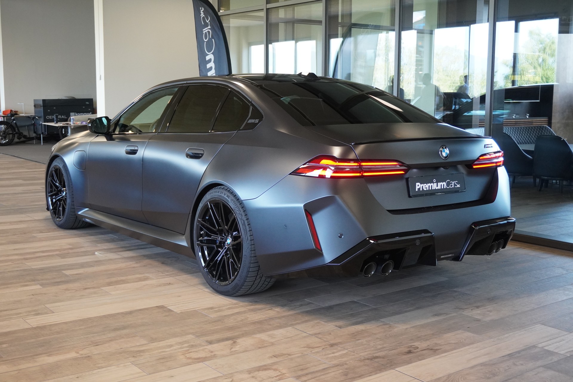BMW M5 xDrive-showroom-element-3