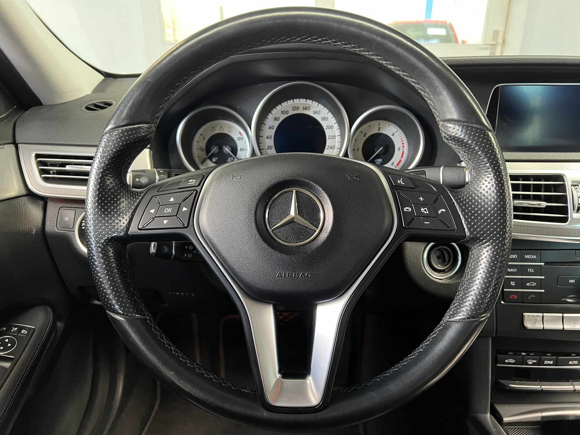 MERCEDES-BENZ E 250 BlueTEC Avantgarde 4Matic 7G-Tronic-image-6
