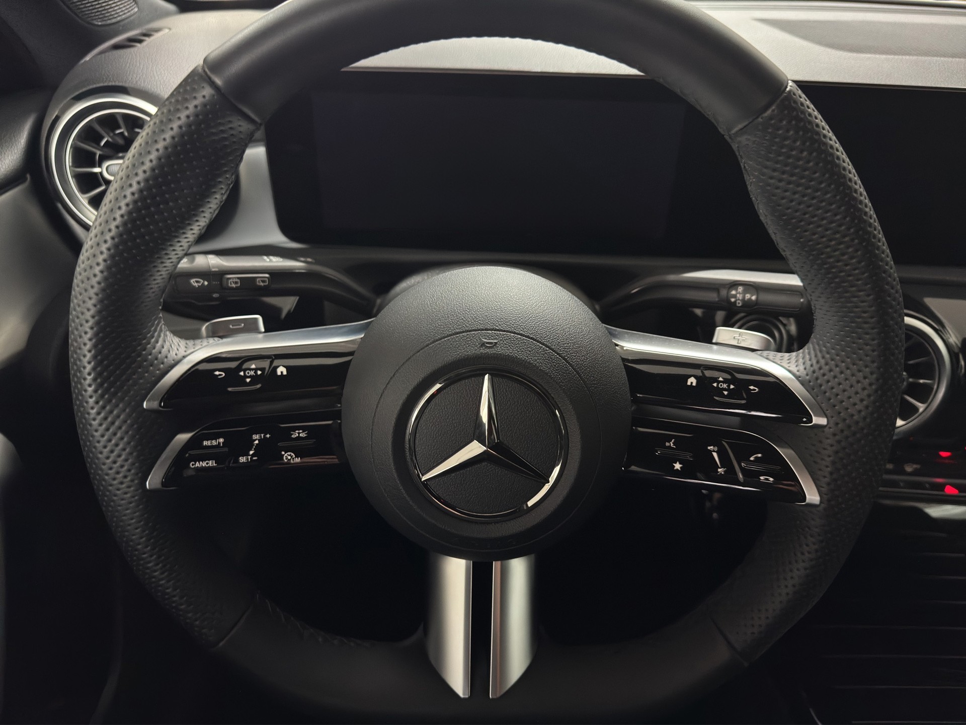 MERCEDES-BENZ A 200 7G-DCT AMG Line Special Edition "Pano-RF.-Kamera-19"Alu"-image-13