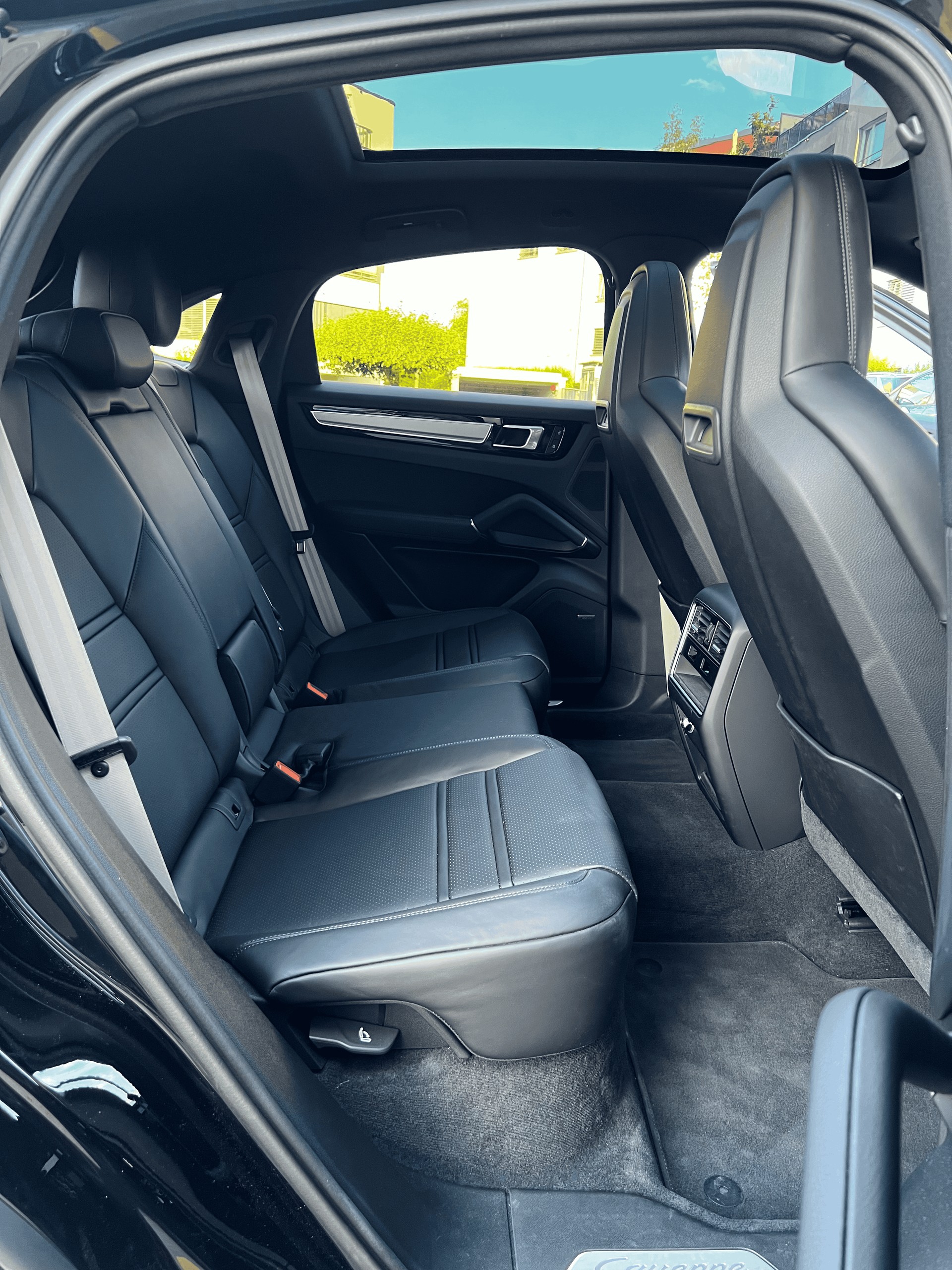 PORSCHE 3.0 V6 E-Hybrid Platinum Edition-image-2
