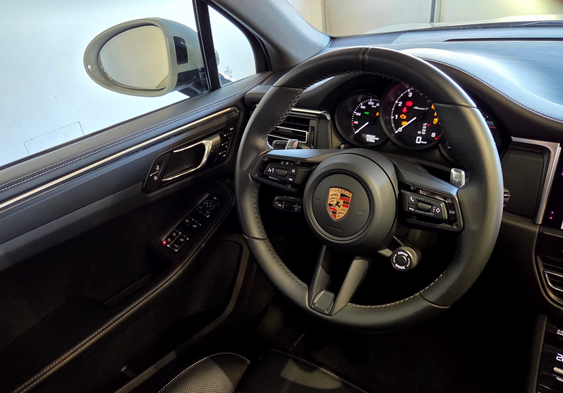 PORSCHE Macan 2.0 T-image-16