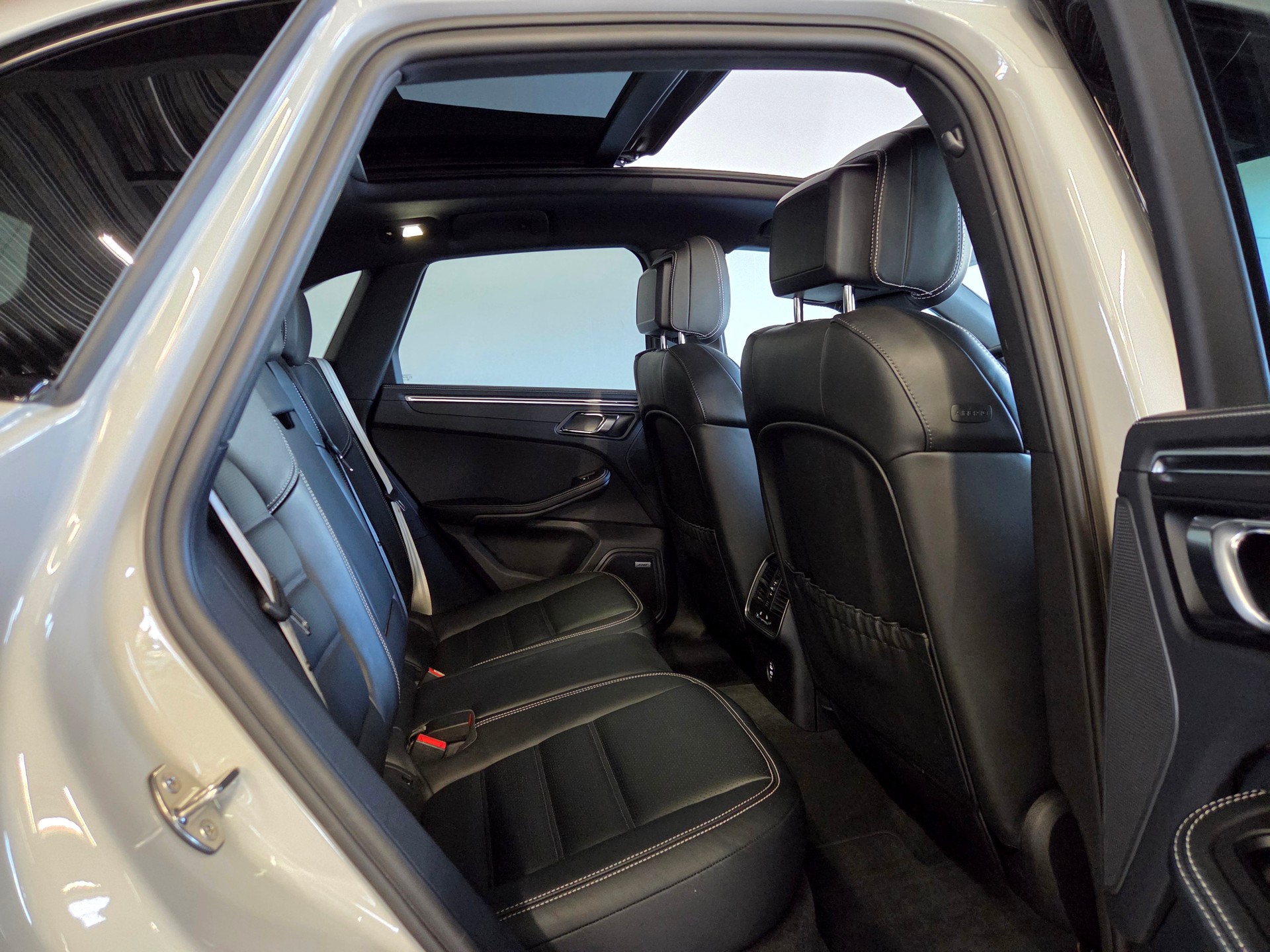 PORSCHE Macan 2.0 T-image-21