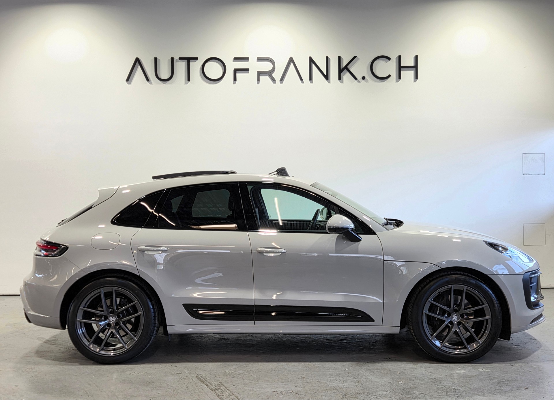 PORSCHE Macan 2.0 T-image-1
