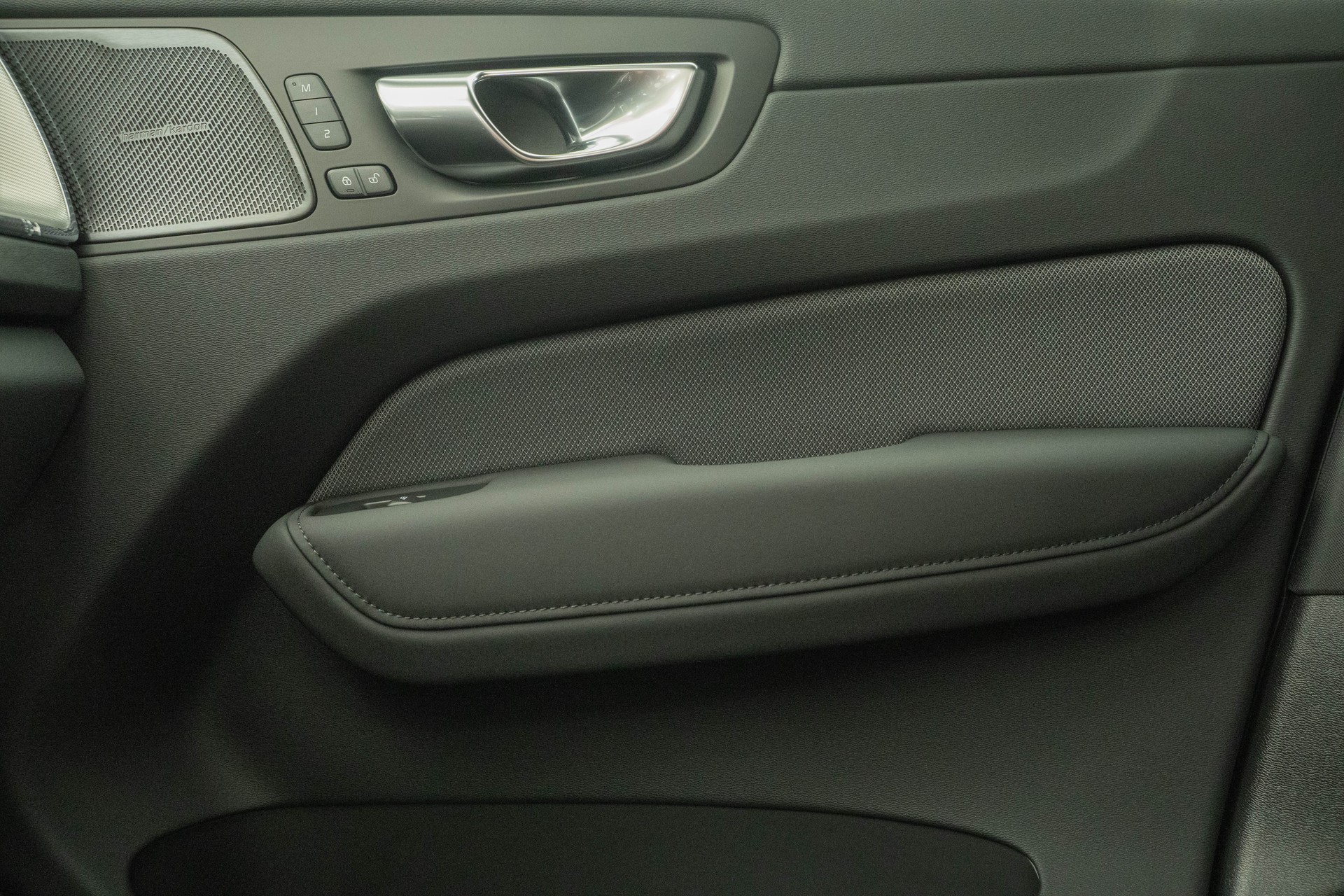 VOLVO XC60 2.0 B5 MH Black Edition AWD-image-13