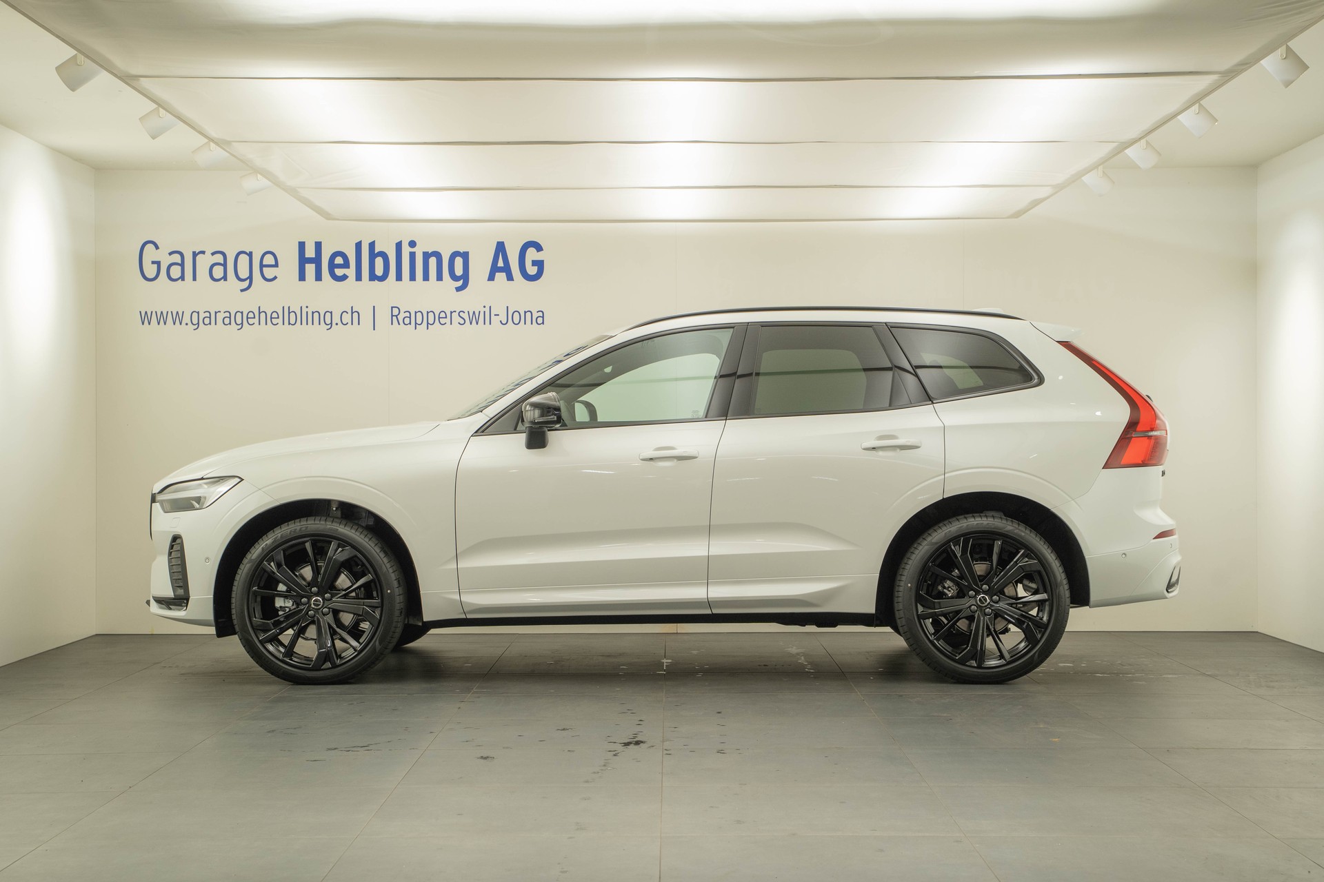VOLVO XC60 2.0 B5 MH Black Edition AWD-image-2
