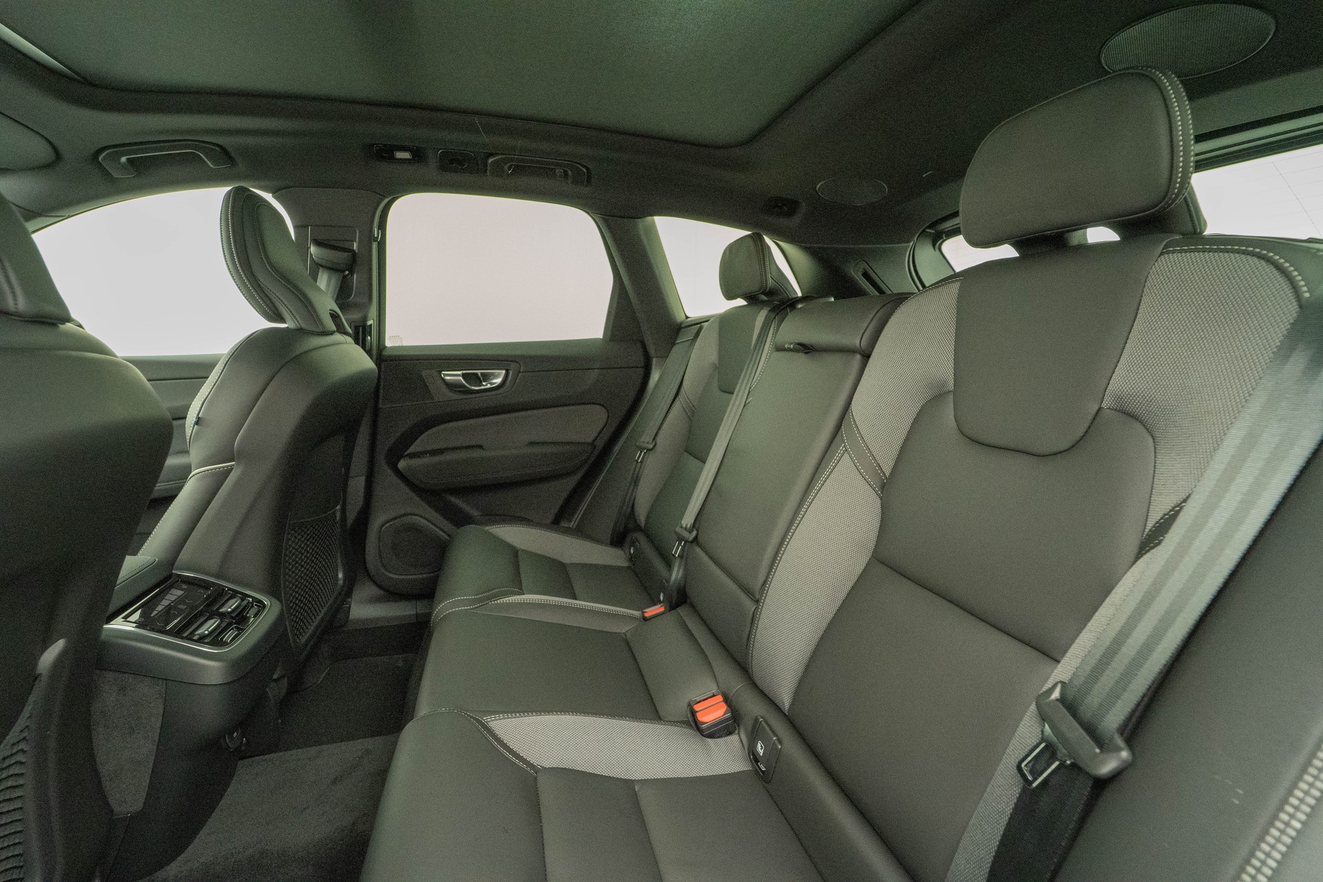 VOLVO XC60 2.0 B5 MH Black Edition AWD-image-8