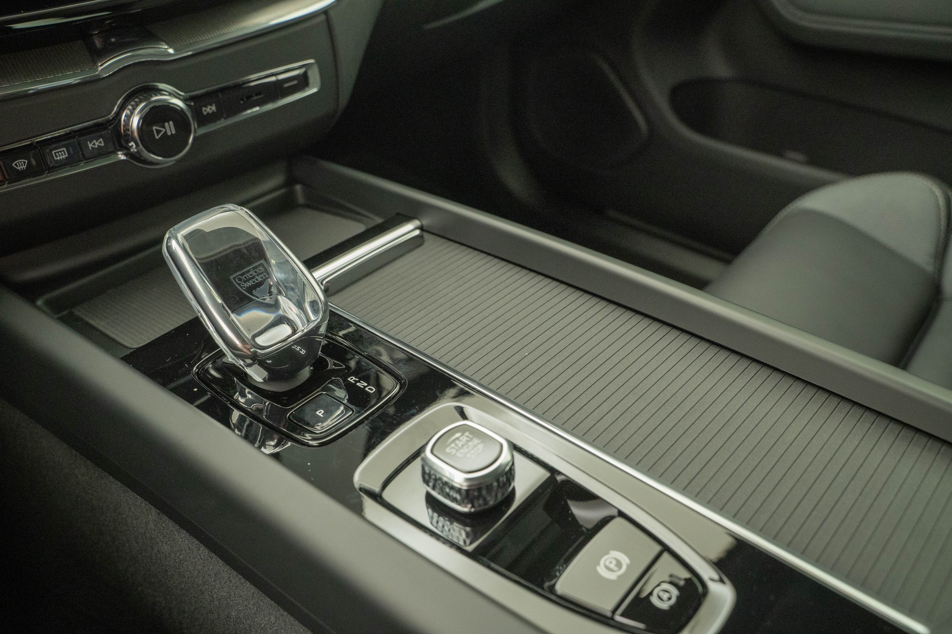 VOLVO XC60 2.0 B5 MH Black Edition AWD-image-12