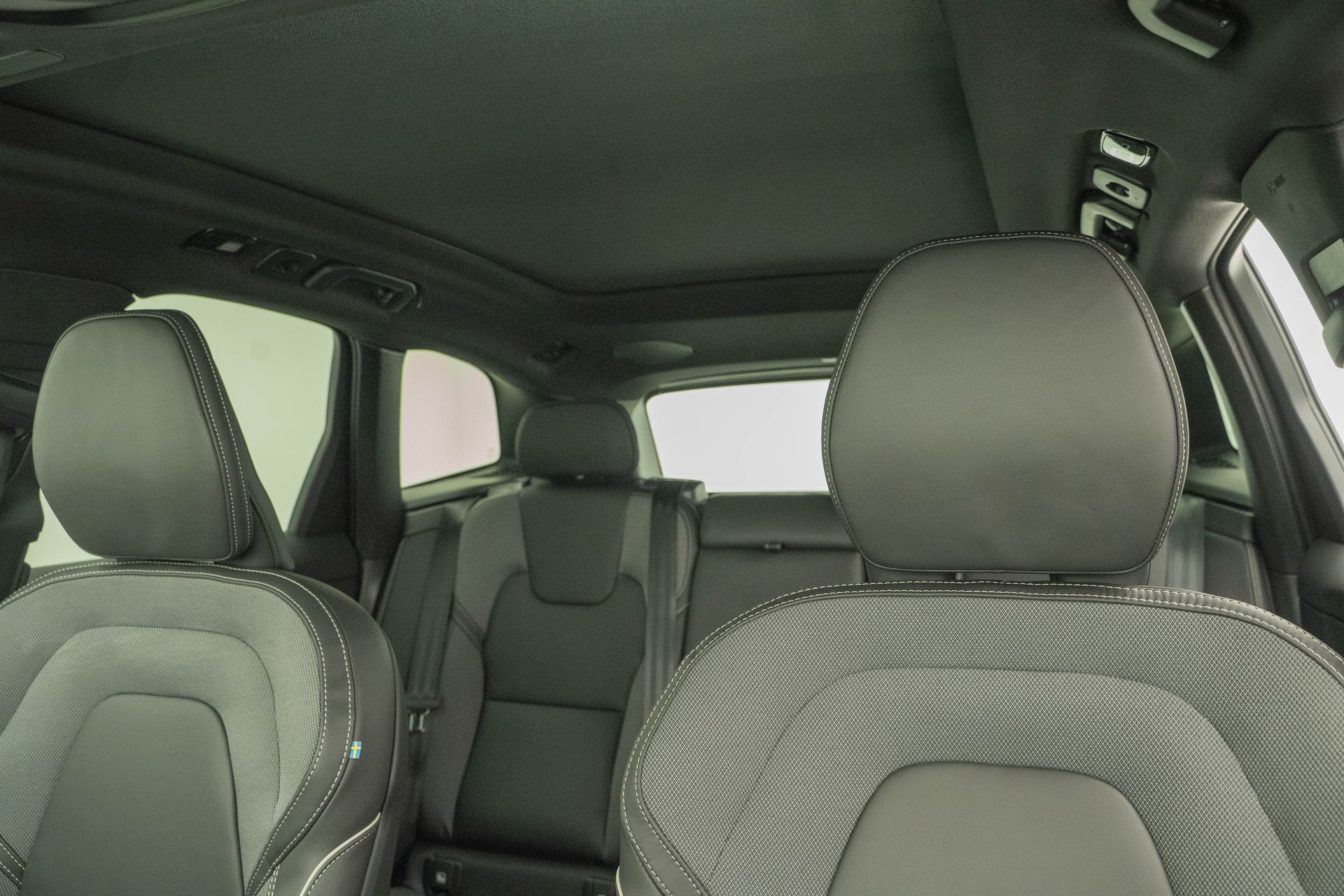 VOLVO XC60 2.0 B5 MH Black Edition AWD-image-9