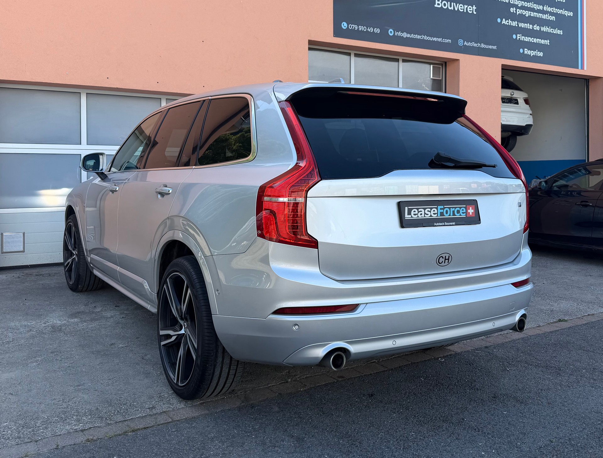 VOLVO XC90 D5 AWD Momentum Geartronic-image-2