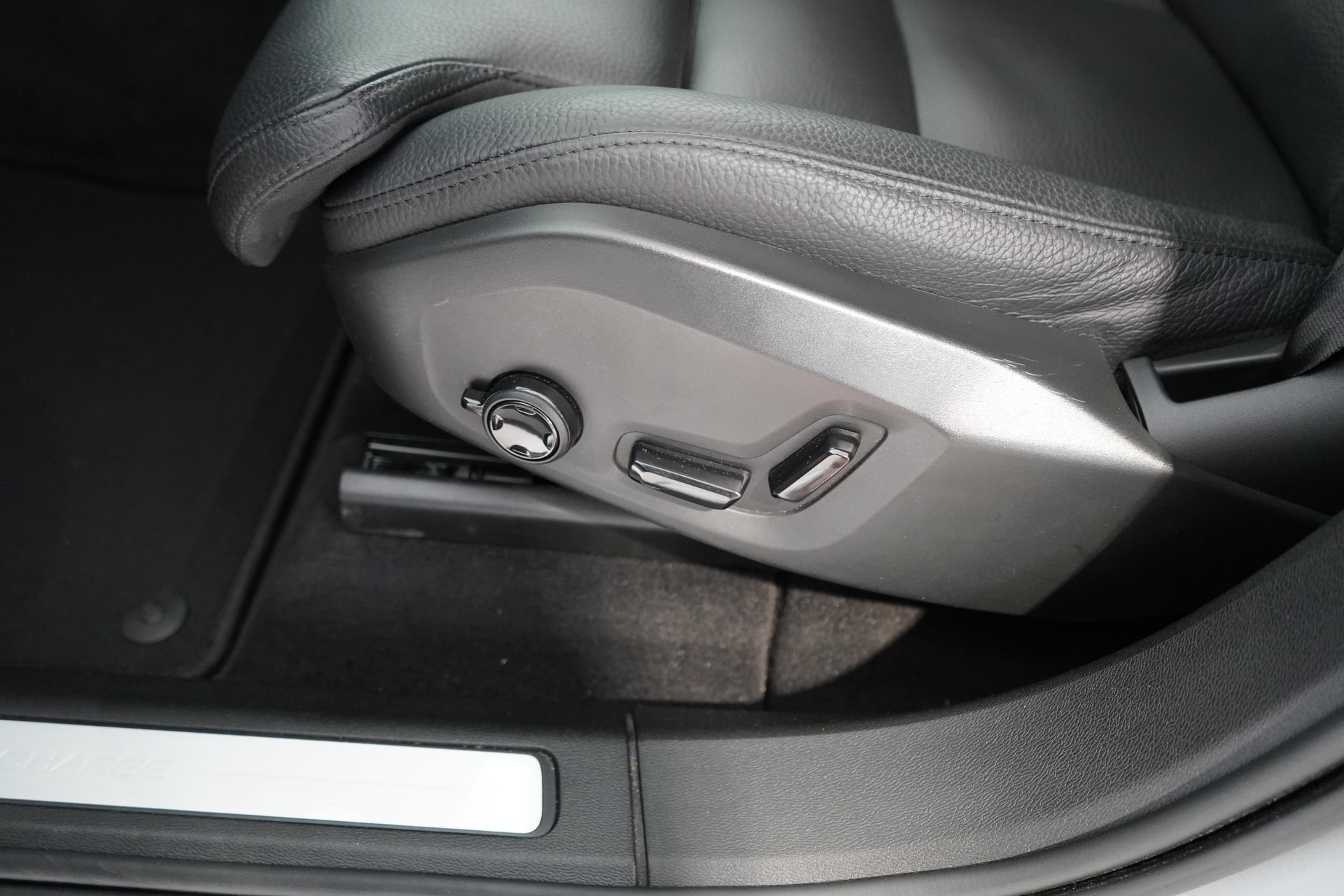 VOLVO XC60 2.0 T6 TE Inscription eAWD-image-18