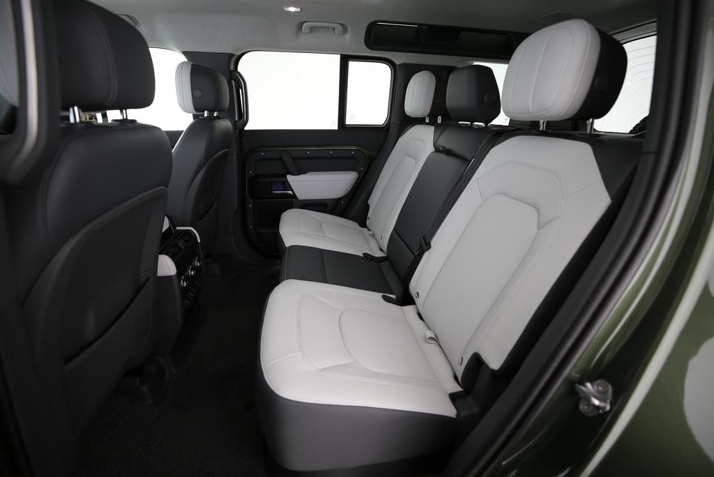 LAND ROVER Defender 110 3.0 D I6 350 X-Dynamic HSE-image-13