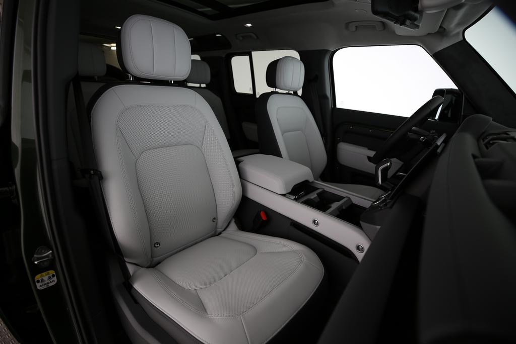 LAND ROVER Defender 110 3.0 D I6 350 X-Dynamic HSE-image-12