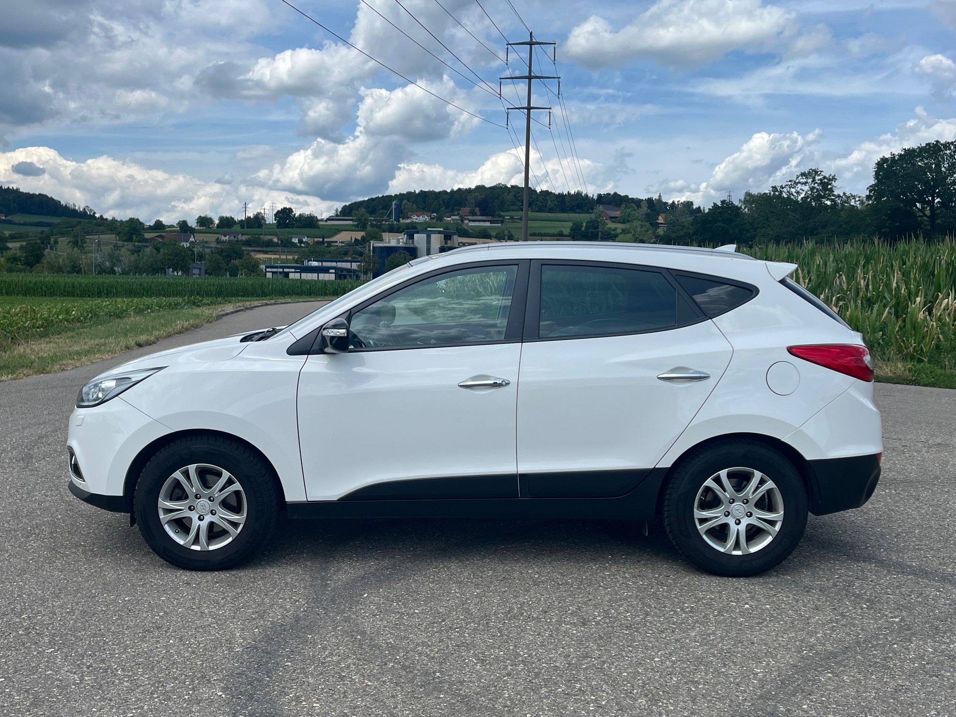 HYUNDAI iX 35 2.0 CRDi Premium 4WD Automatic-image-3