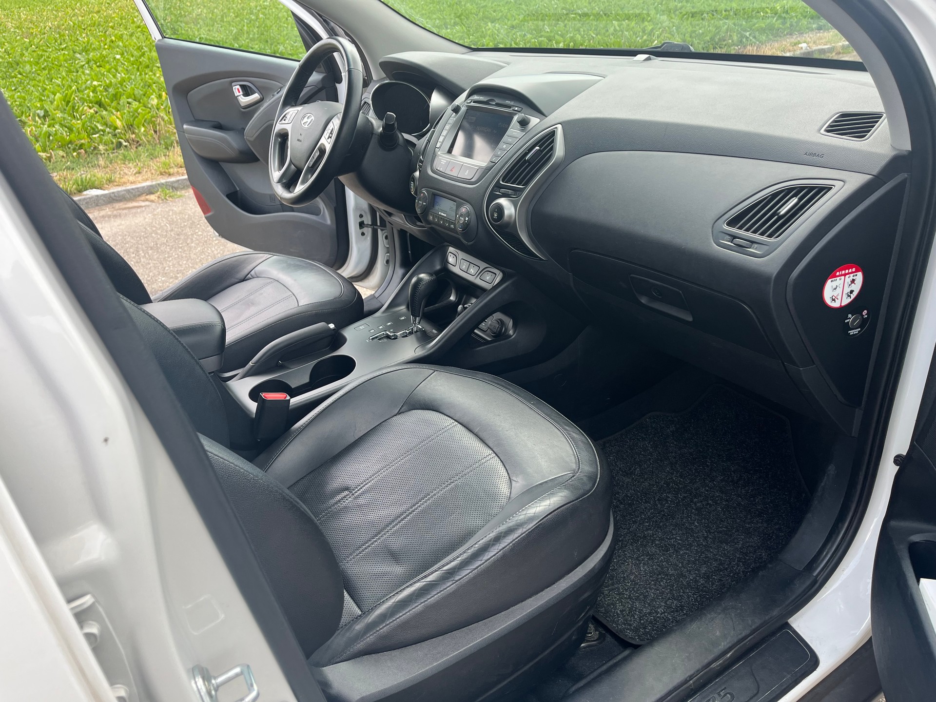 HYUNDAI iX 35 2.0 CRDi Premium 4WD Automatic-image-12
