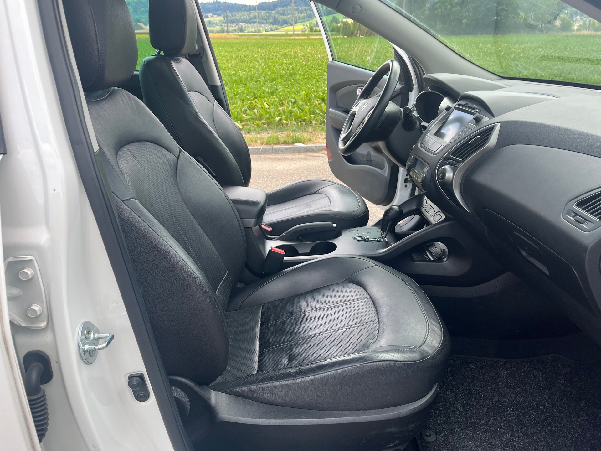HYUNDAI iX 35 2.0 CRDi Premium 4WD Automatic-image-11