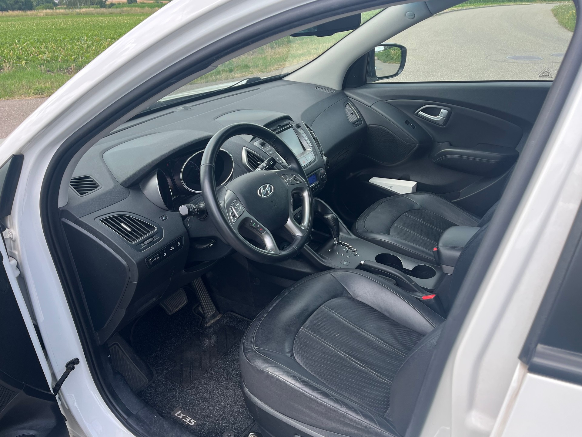 HYUNDAI iX 35 2.0 CRDi Premium 4WD Automatic-image-8