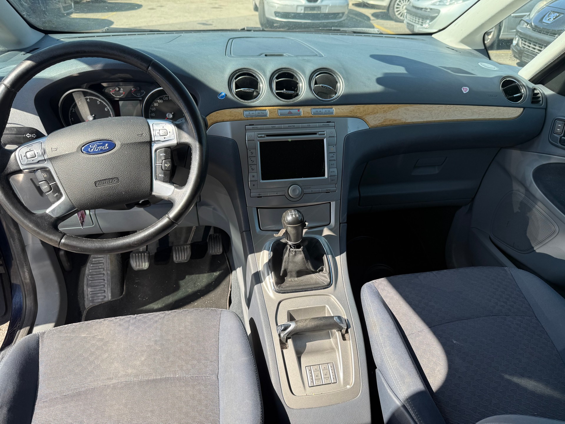 FORD Galaxy 2.0i Ambiente-image-8