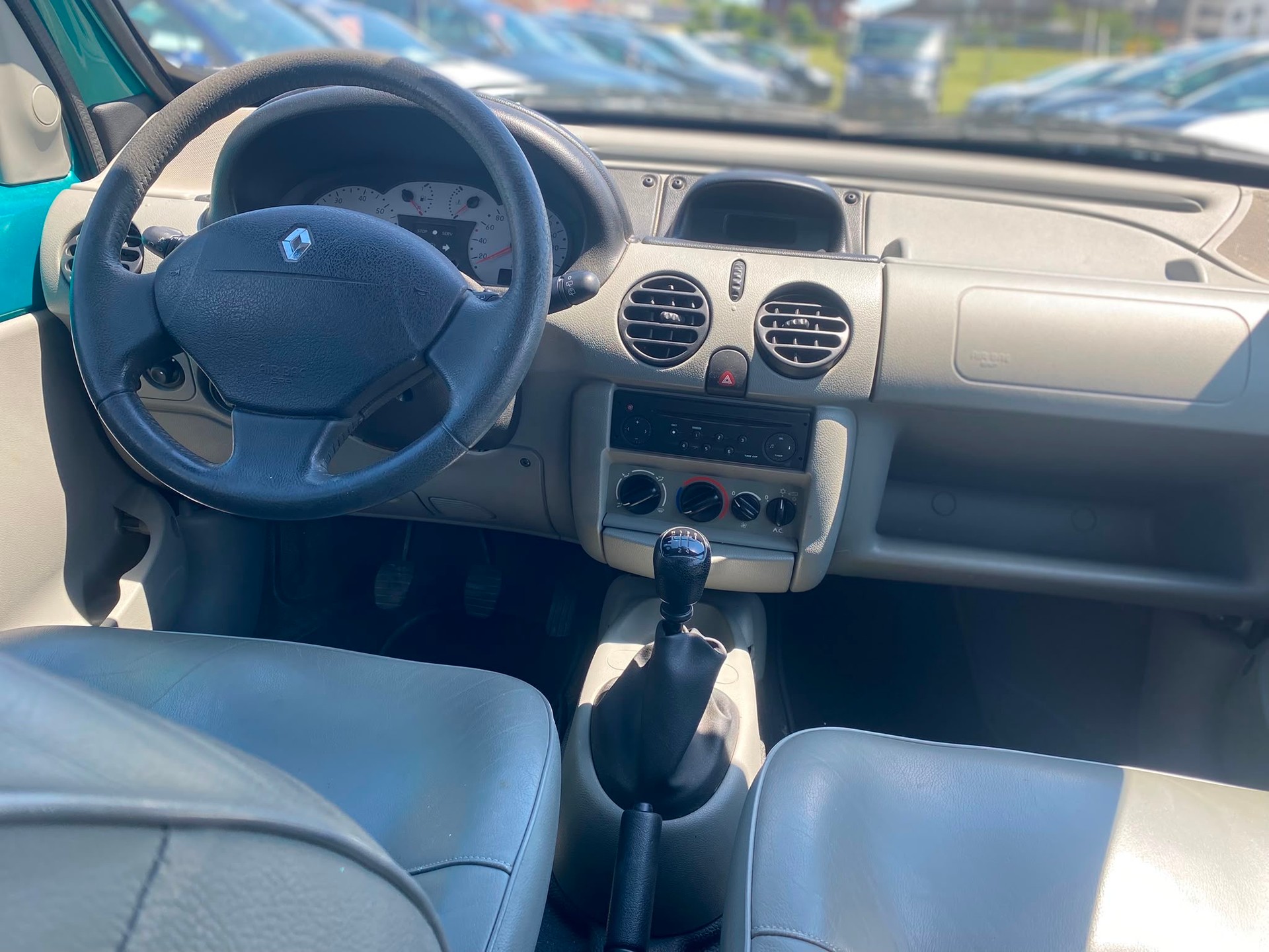 RENAULT Kangoo 1.6 16V Privilège Suisse 4x4-image-8