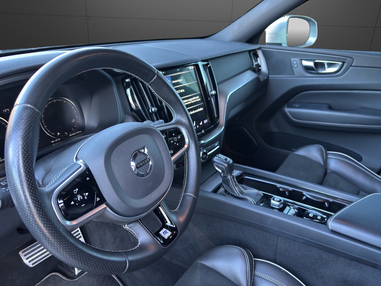 VOLVO XC60 T5 AWD R-Design Geartronic-image-4