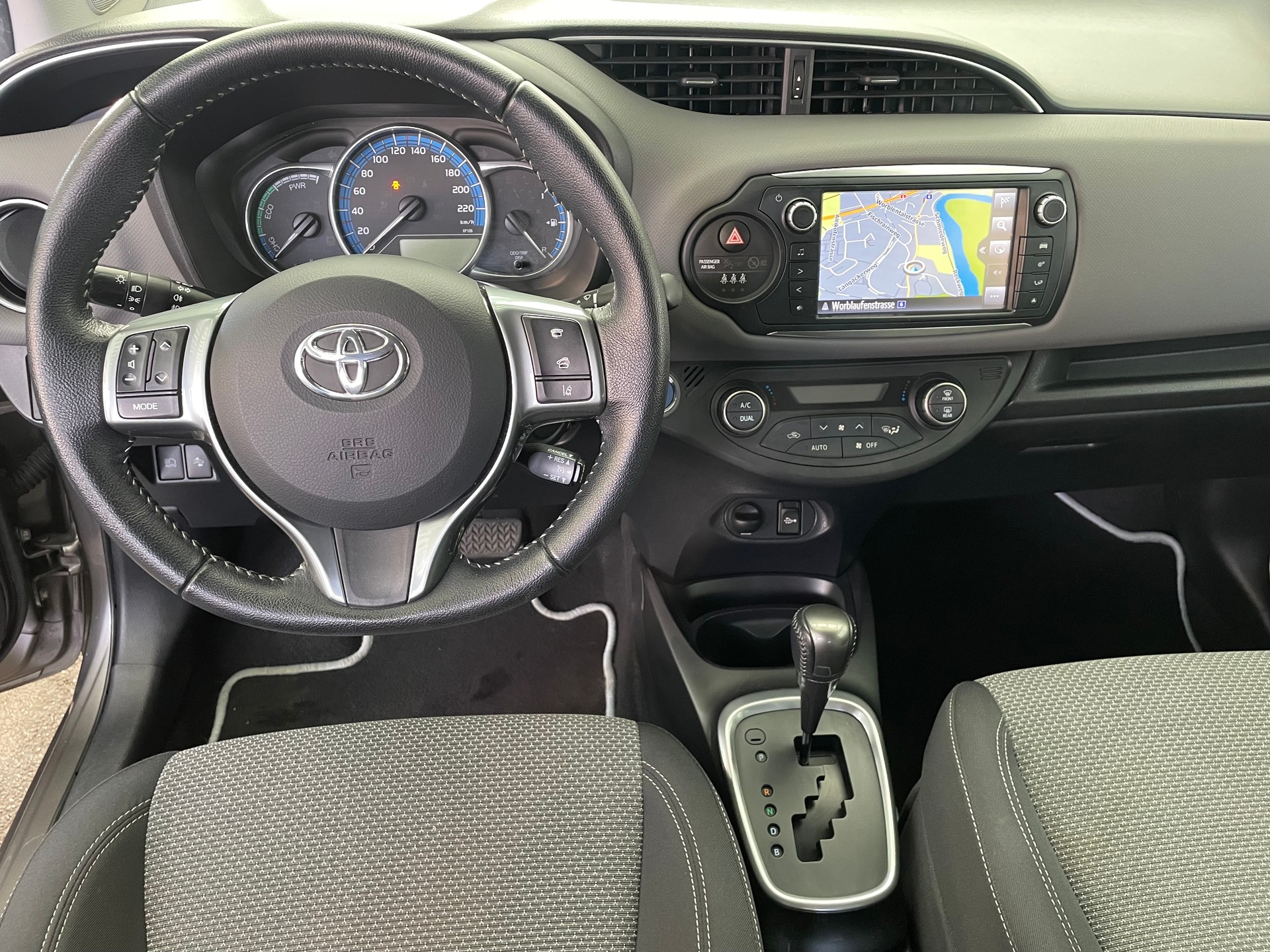 TOYOTA Yaris 1.5 VVT-i Hybrid Style e-CVT-image-9
