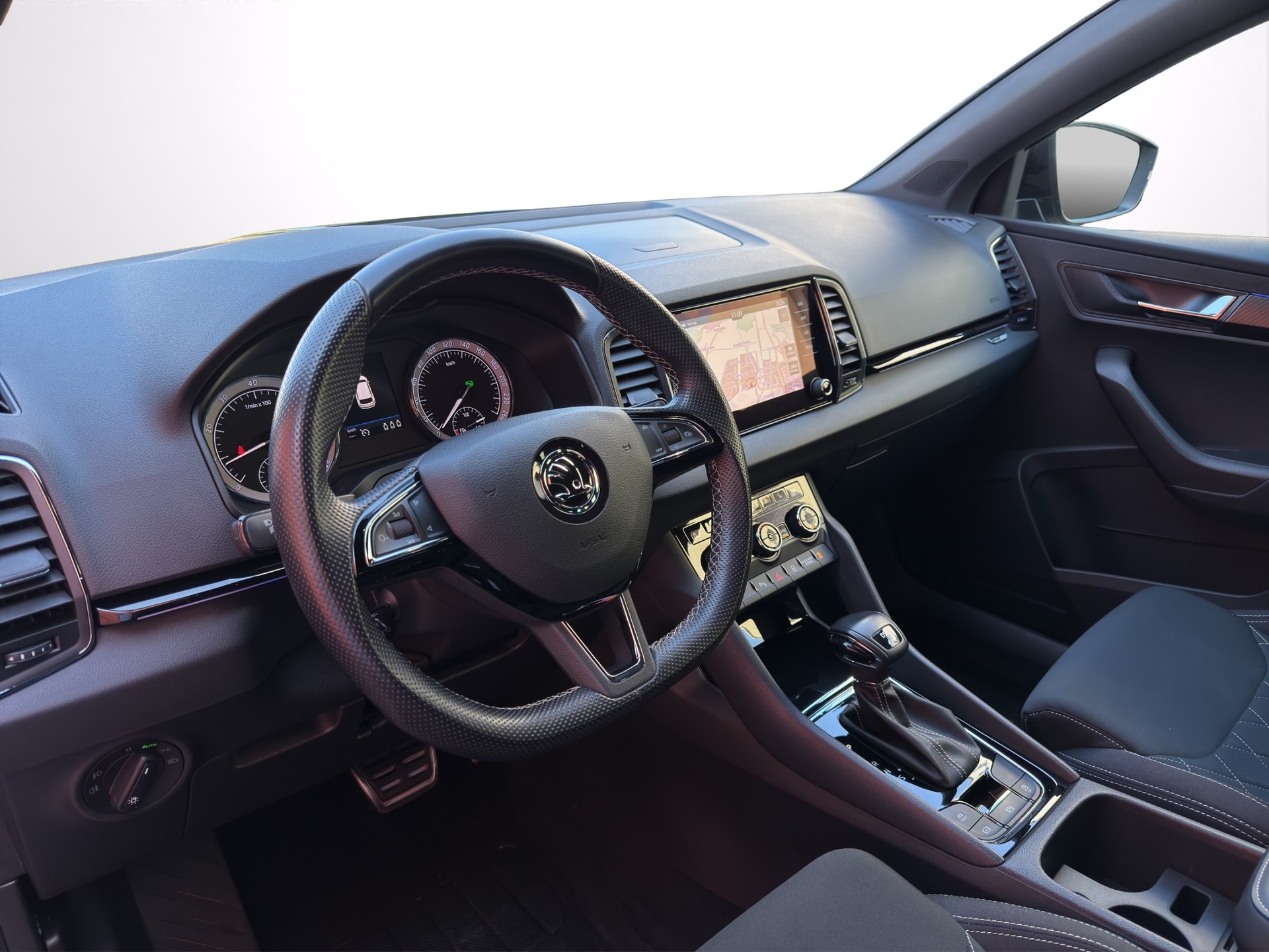 SKODA Karoq 2.0 TSI SportLine 4x4 DSG-image-10