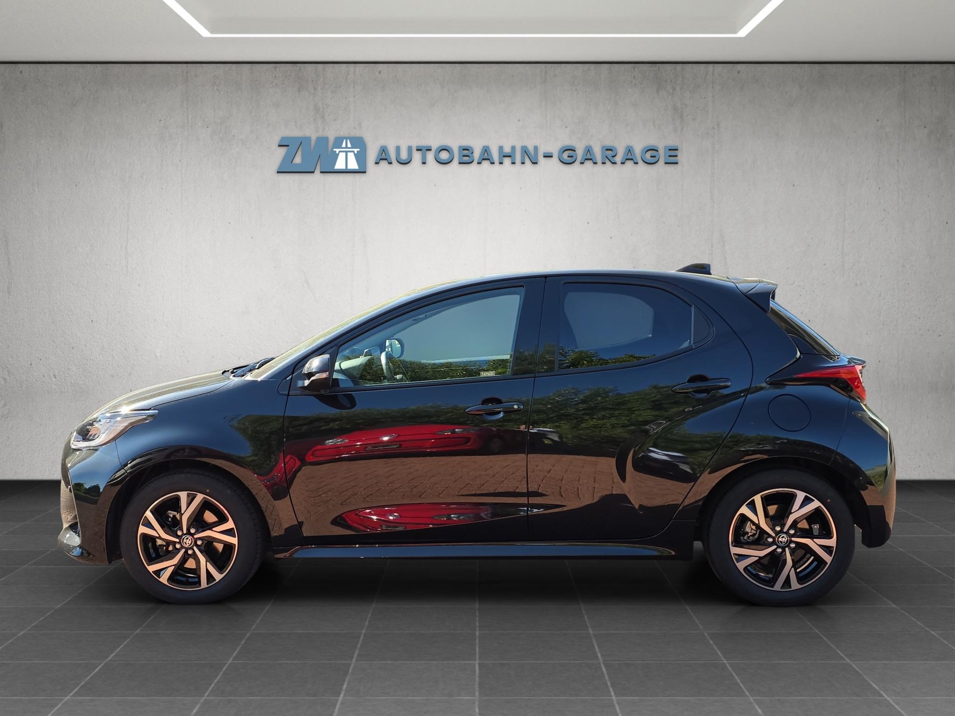 TOYOTA Yaris 1.5 VVT-i HSD Trend-image-1