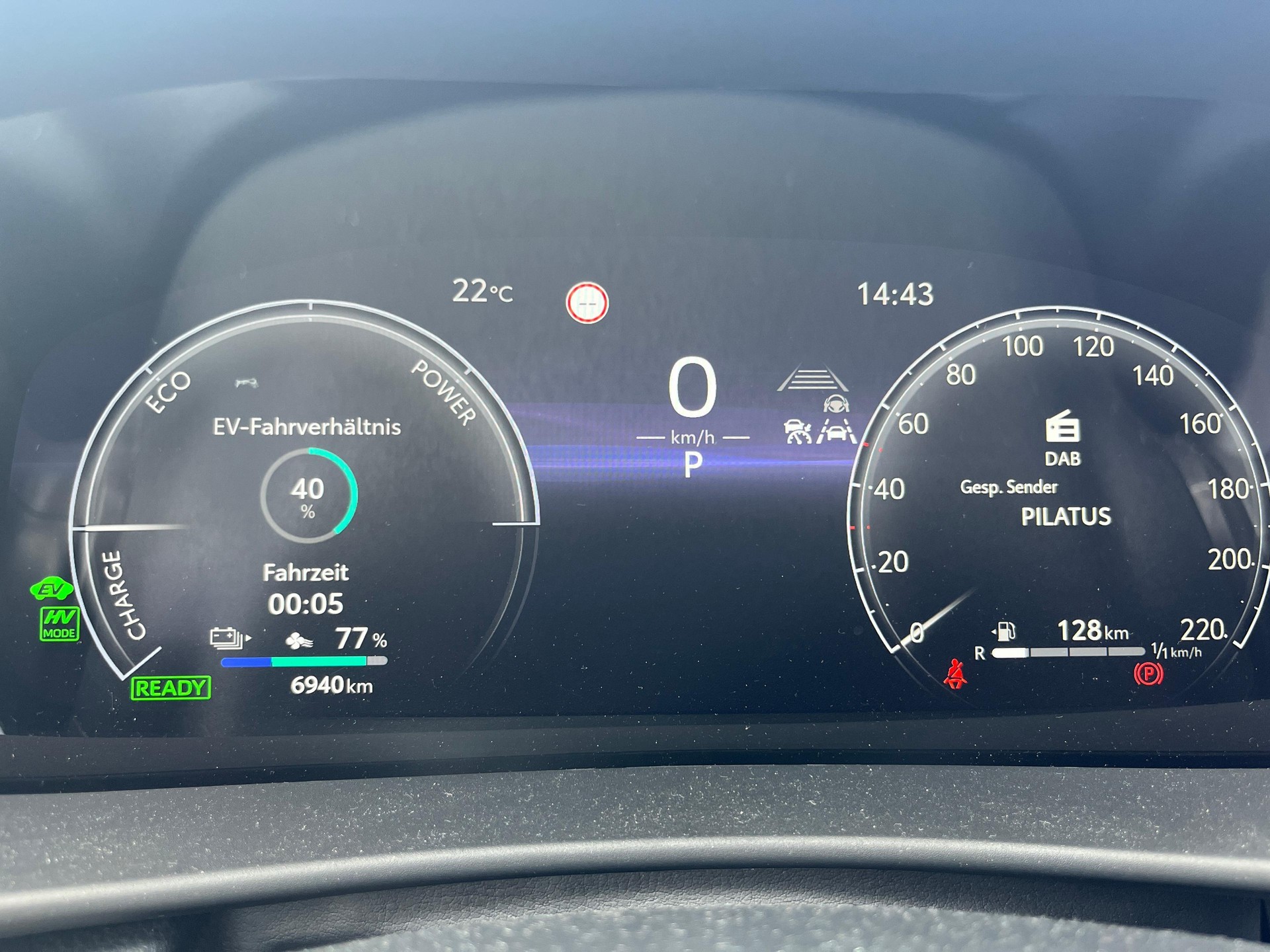 TOYOTA C-HR 2.0 PHEV Swiss Edition-image-15