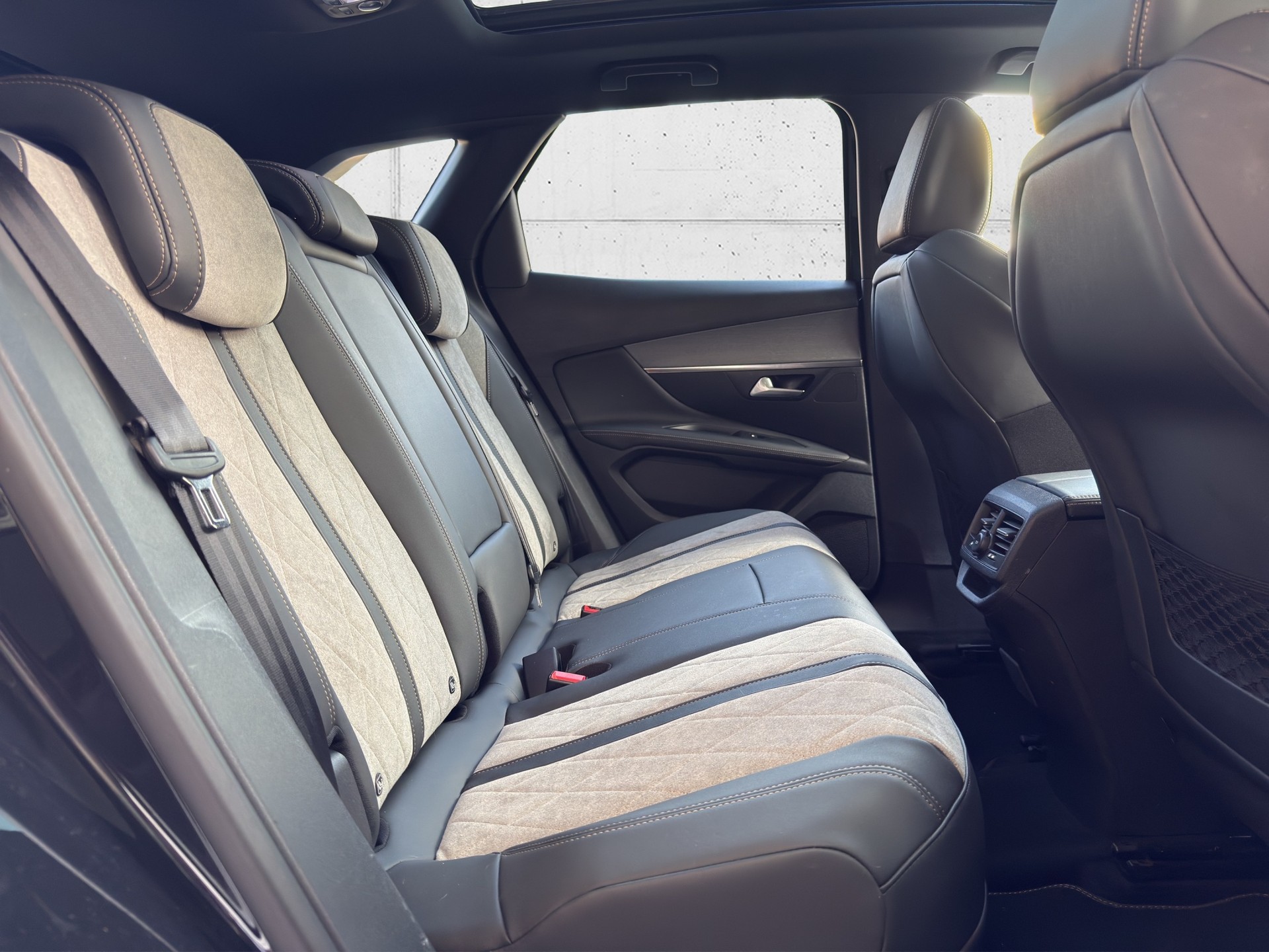 PEUGEOT 3008 300e Hybrid4 GT EAT8-image-9
