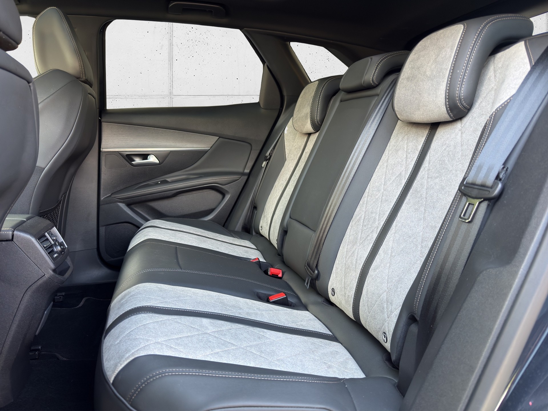 PEUGEOT 3008 300e Hybrid4 GT EAT8-image-8