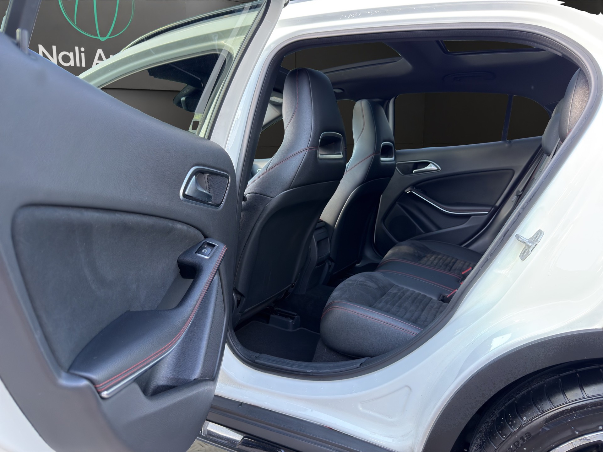 MERCEDES-BENZ GLA 250 AMG Line 4Matic 7G-DCT-image-11