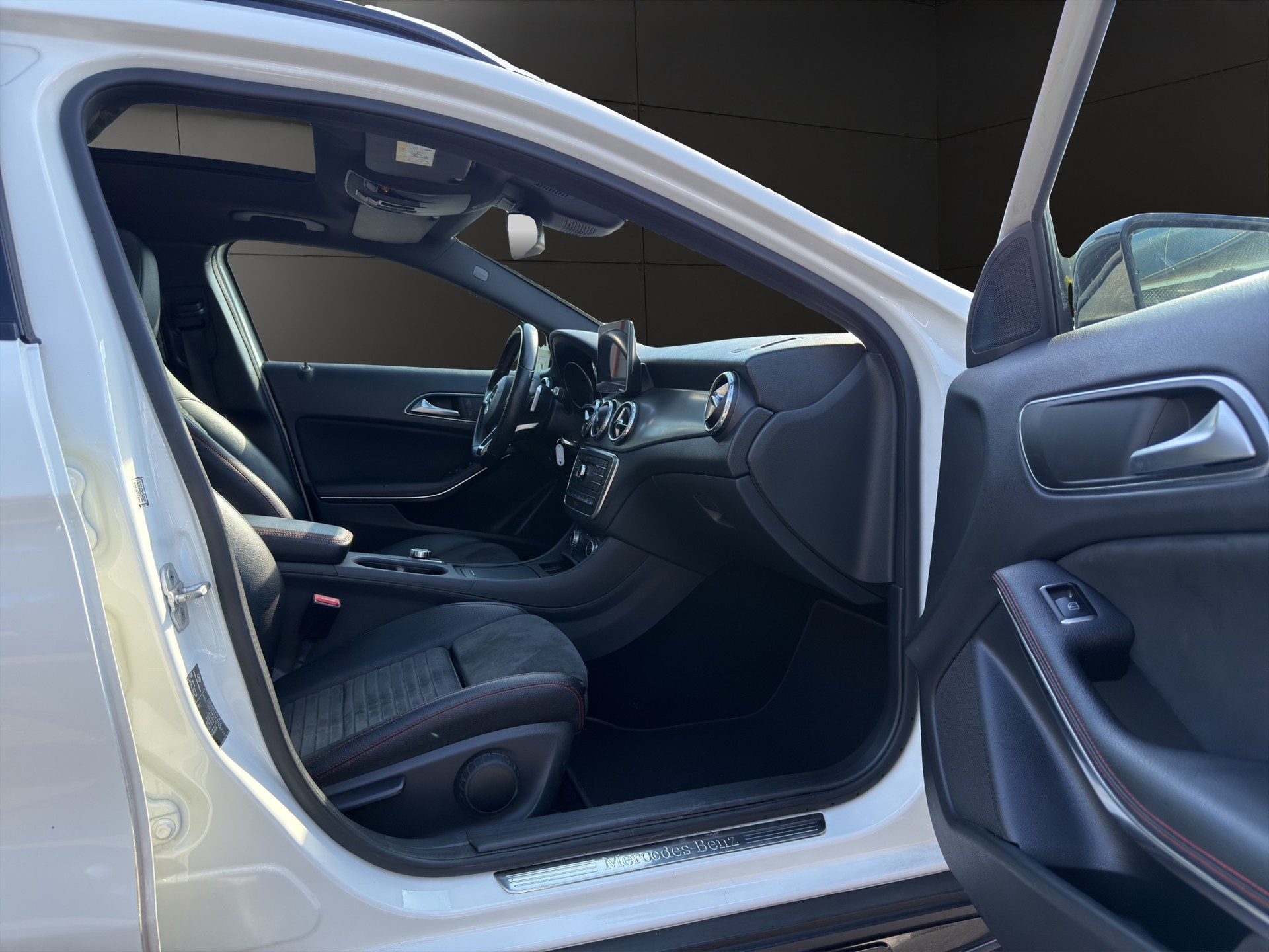 MERCEDES-BENZ GLA 250 AMG Line 4Matic 7G-DCT-image-15