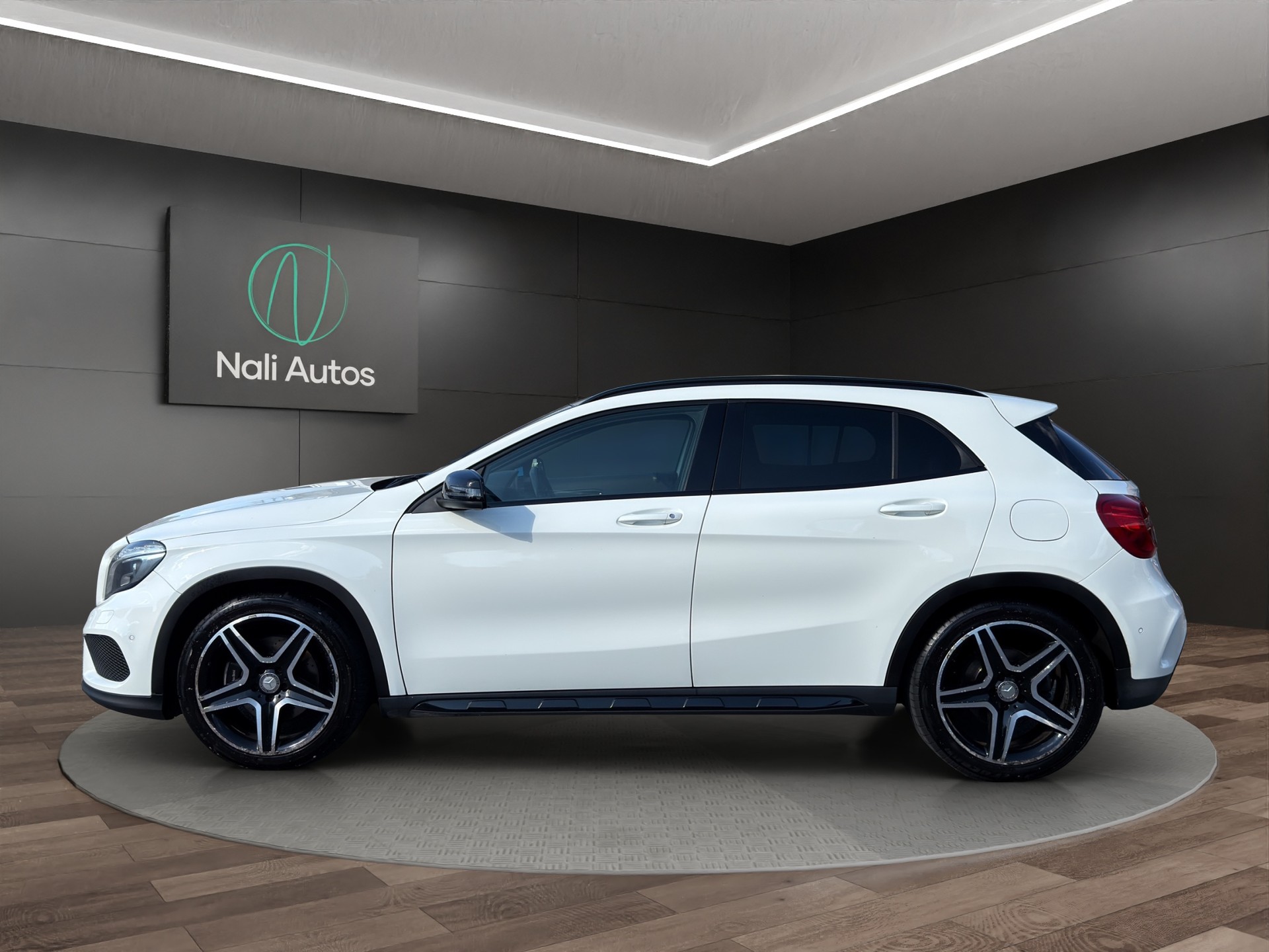 MERCEDES-BENZ GLA 250 AMG Line 4Matic 7G-DCT-image-5