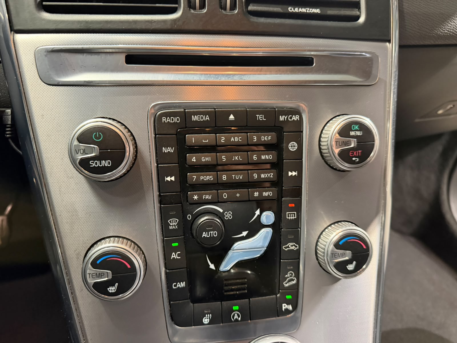 VOLVO XC60 D4 AWD Momentum Geartronic (CH)-image-21