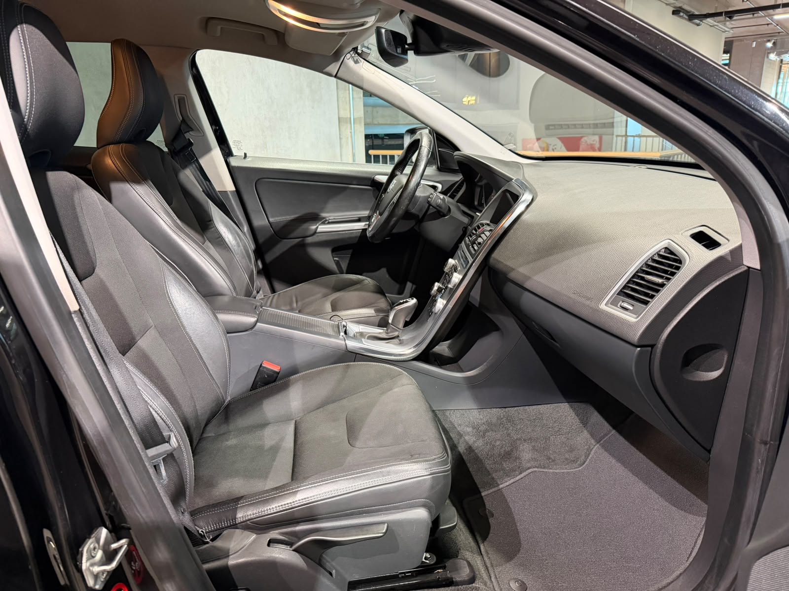 VOLVO XC60 D4 AWD Momentum Geartronic (CH)-image-12