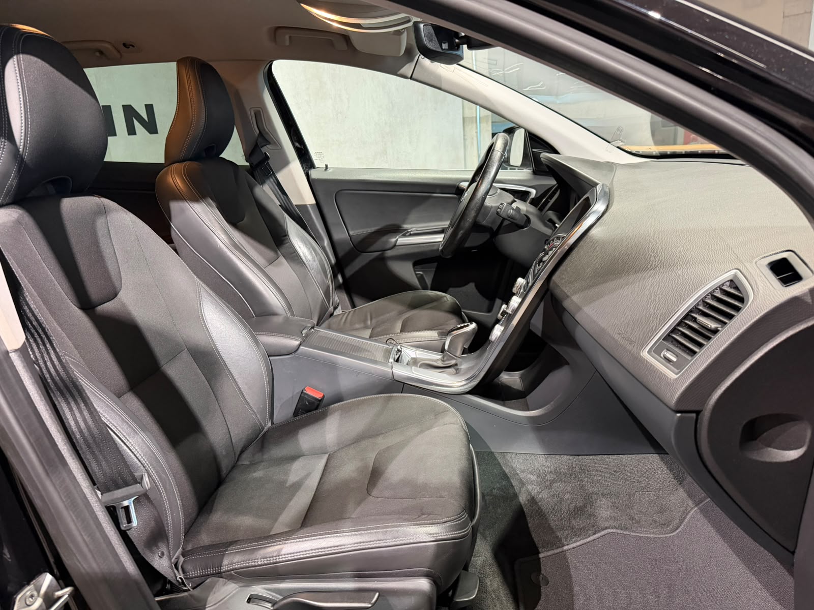 VOLVO XC60 D4 AWD Momentum Geartronic (CH)-image-13